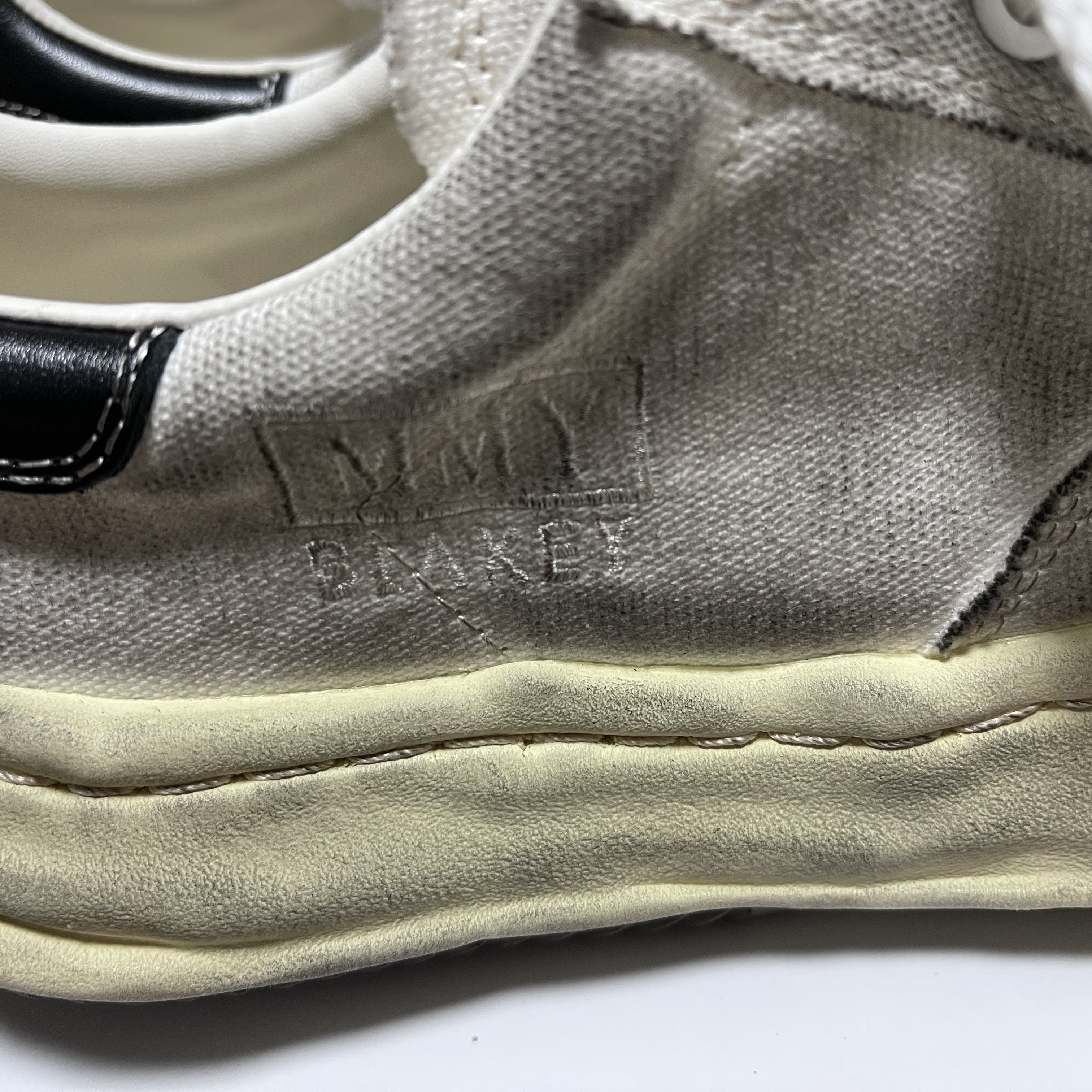 Maison Mihara Yasuhiro Blakey OG Sole Distressed Canvas Low-top Sneakers White 착용 스타일 - 2