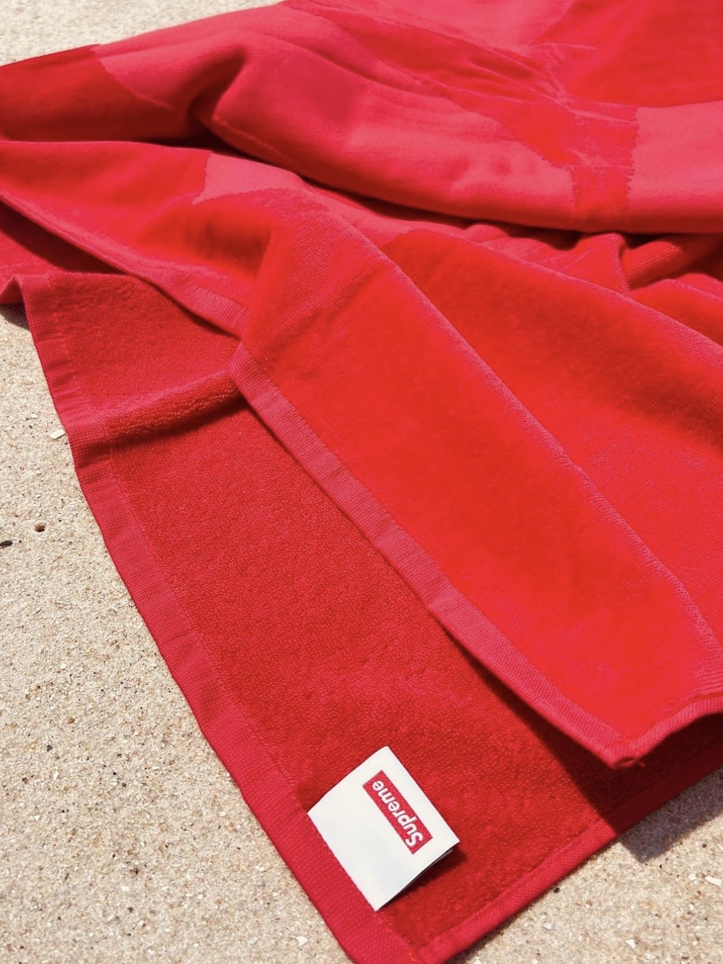 Supreme Tonal Logo Towel Red - 23SS 착용 스타일