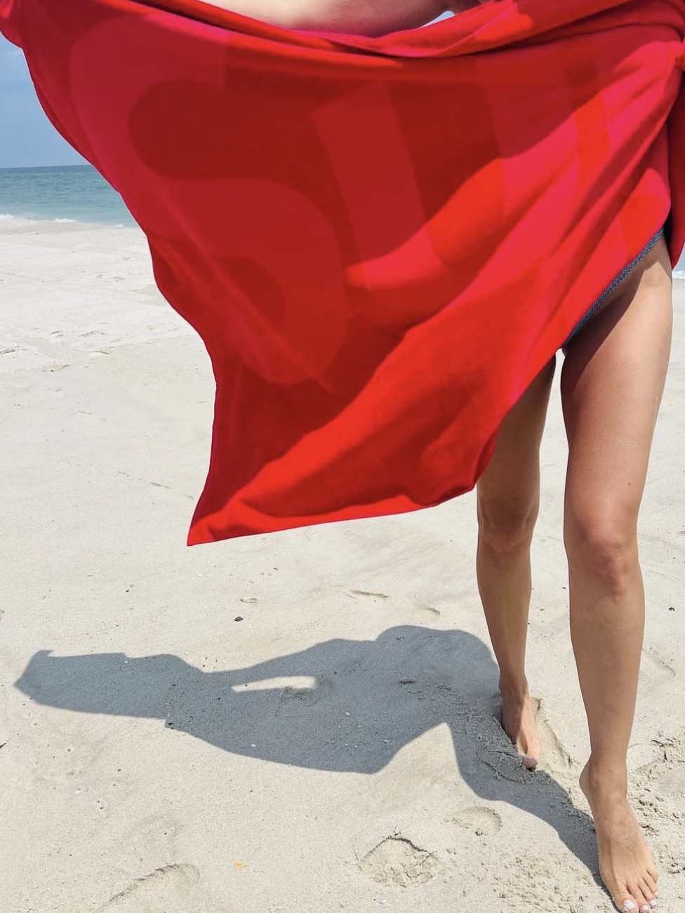 Supreme Tonal Logo Towel Red - 23SS 착용 스타일