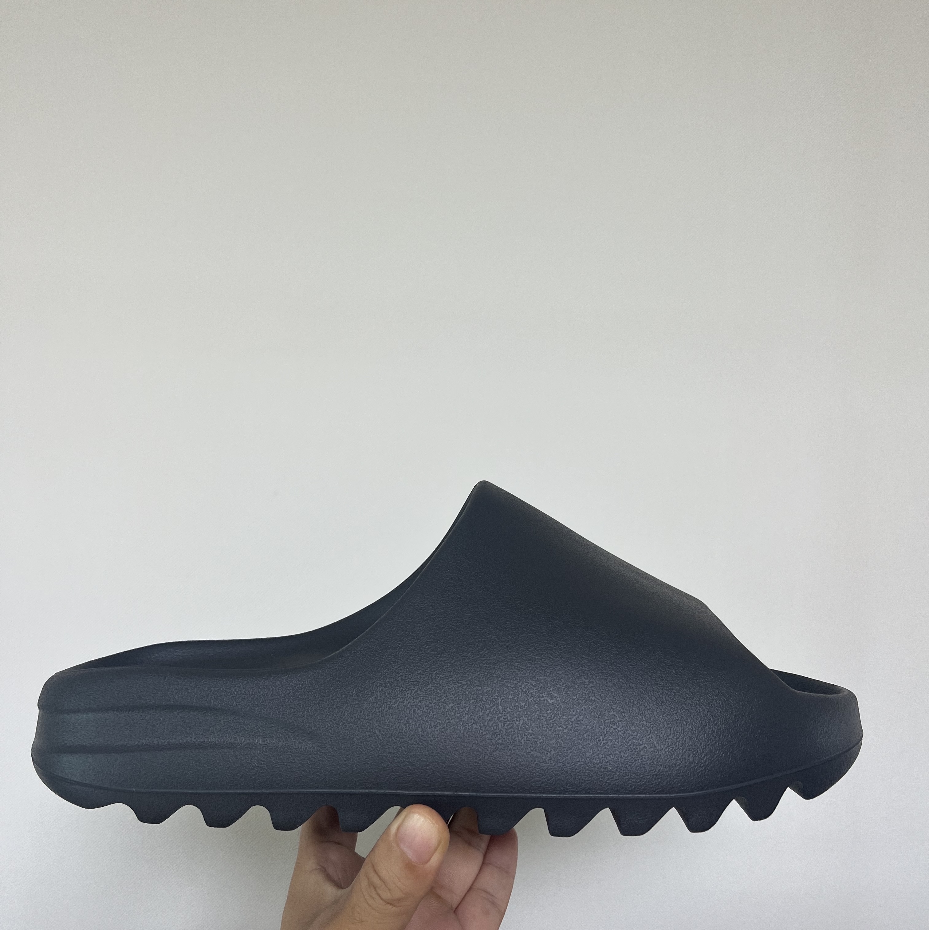 Adidas Yeezy Slide Onyx 착용 스타일 - 1