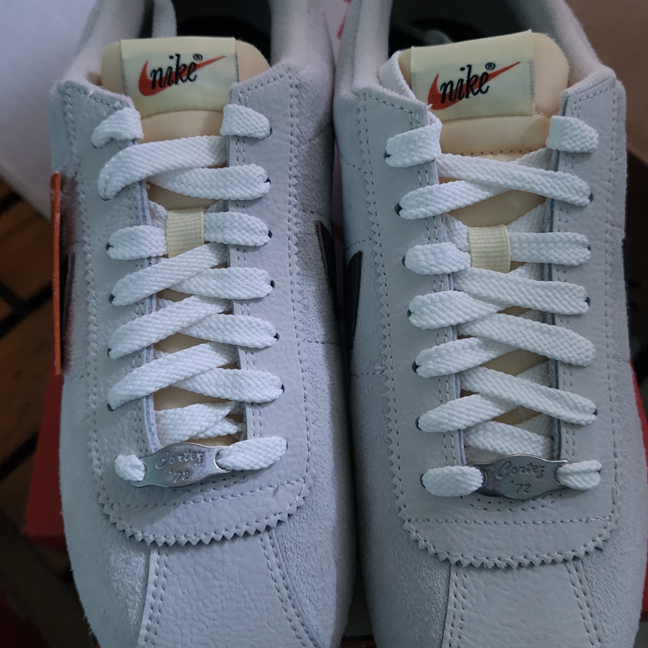 (W) Nike Cortez 23 Orewood Brown and Earth 착용 스타일 - 2