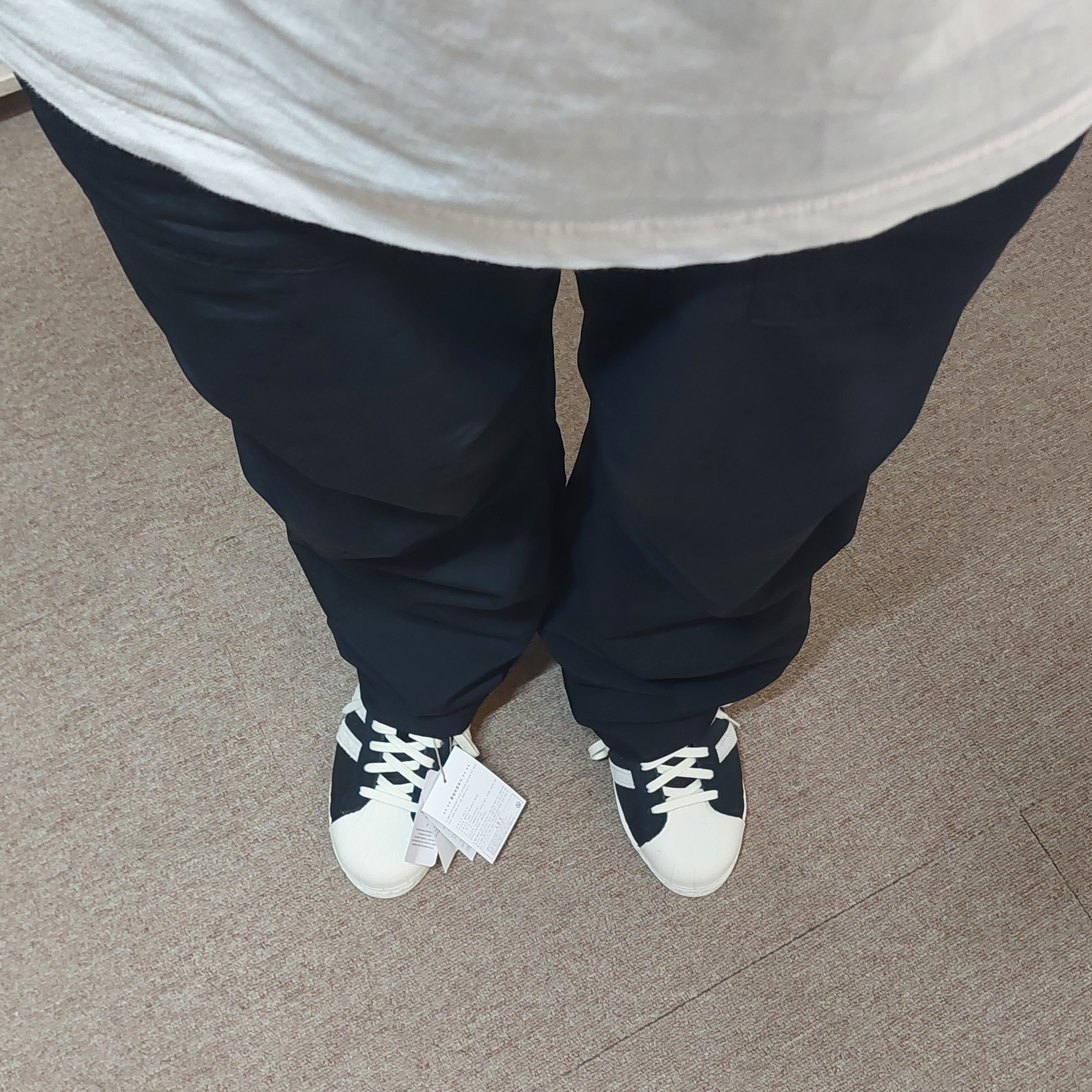 Adidas Superstar 82 Black White 착용 스타일 - 1