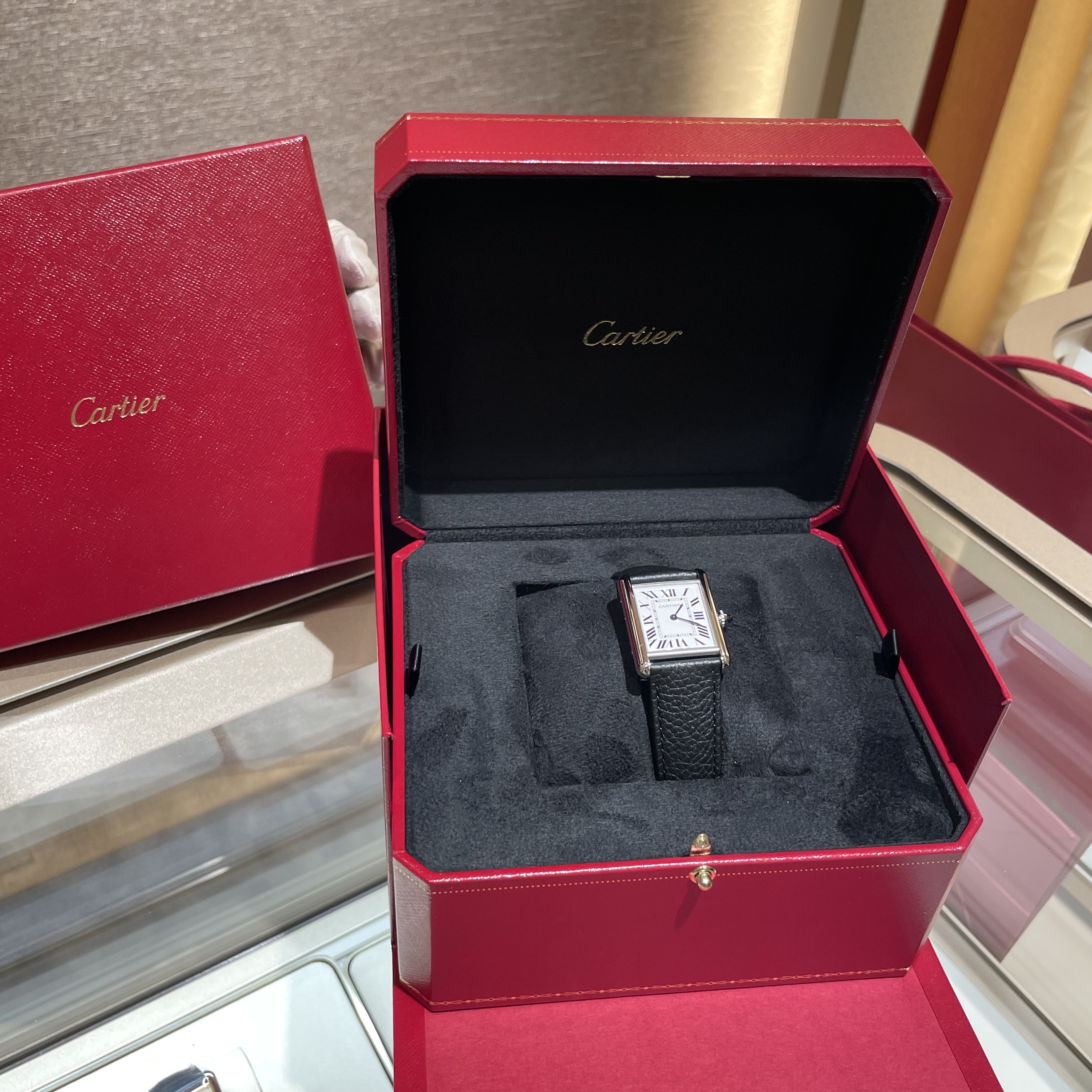 Cartier Tank Must Watch Large Quartz Steel Calfskin Black 착용 스타일