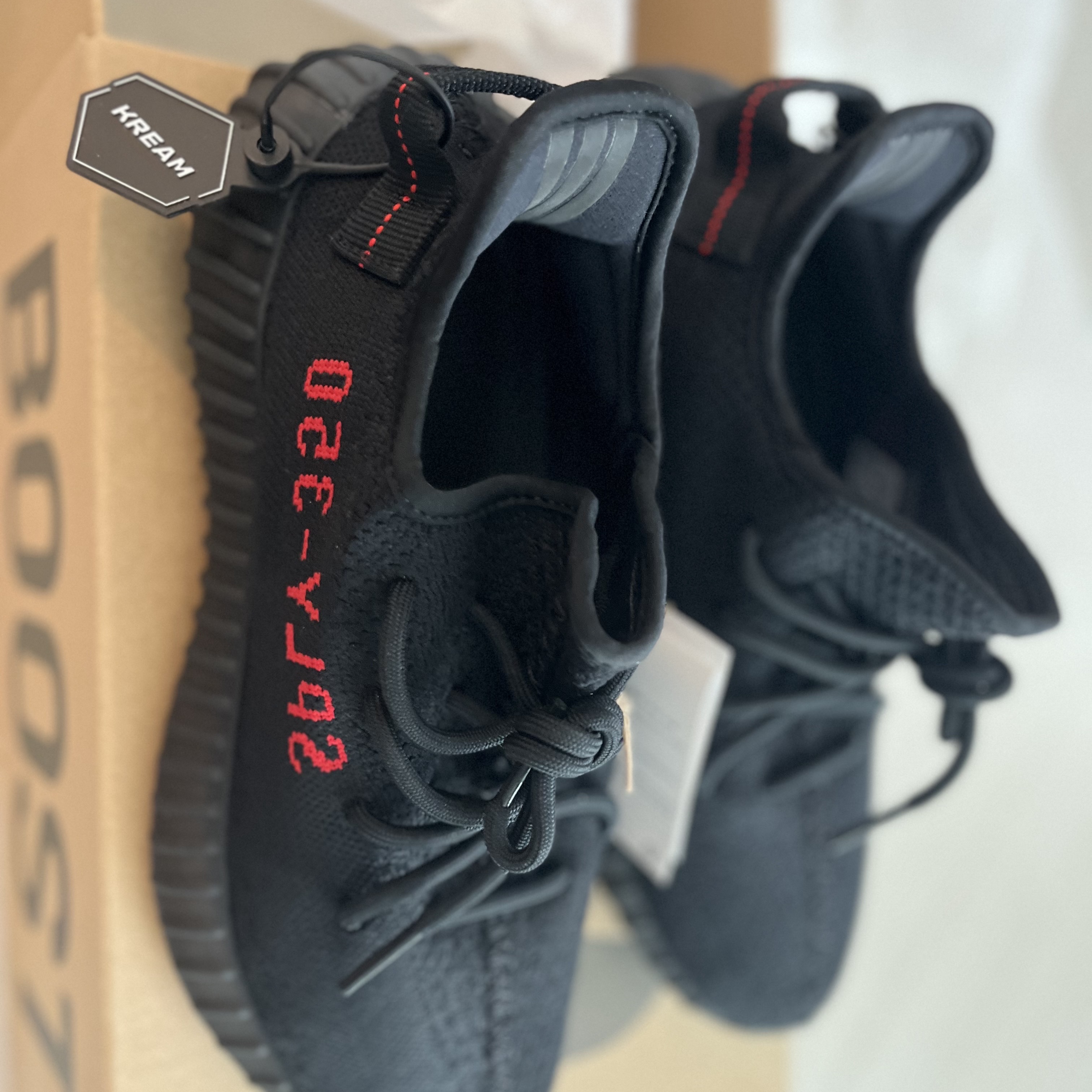 Adidas Yeezy Boost 350 V2 Black Red 2020 착용 스타일 - 1