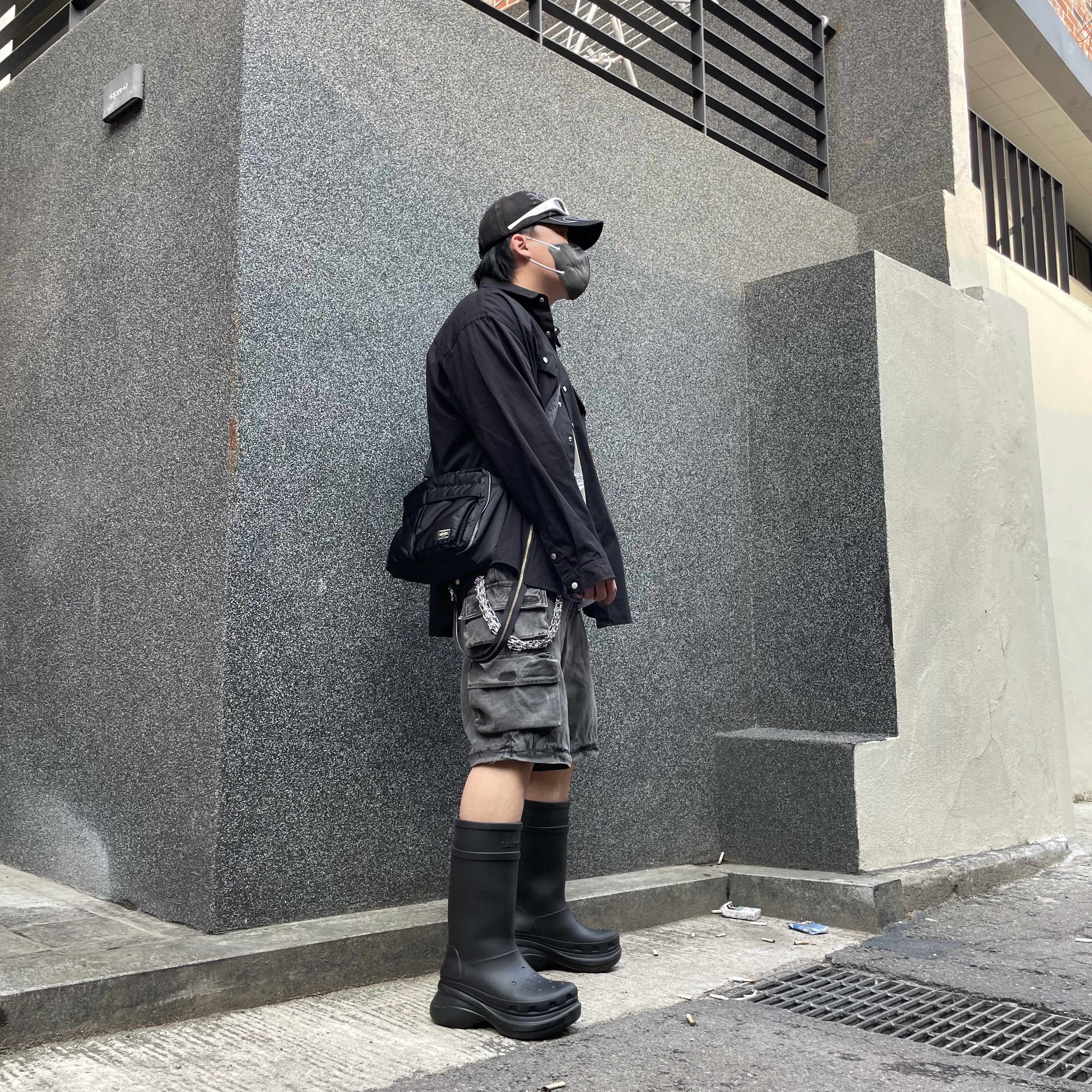 Gentle Monster x Maison Margiela MM003 White Black, Balenciaga x Crocs Rubber Boot Black 착용 스타일 - 3