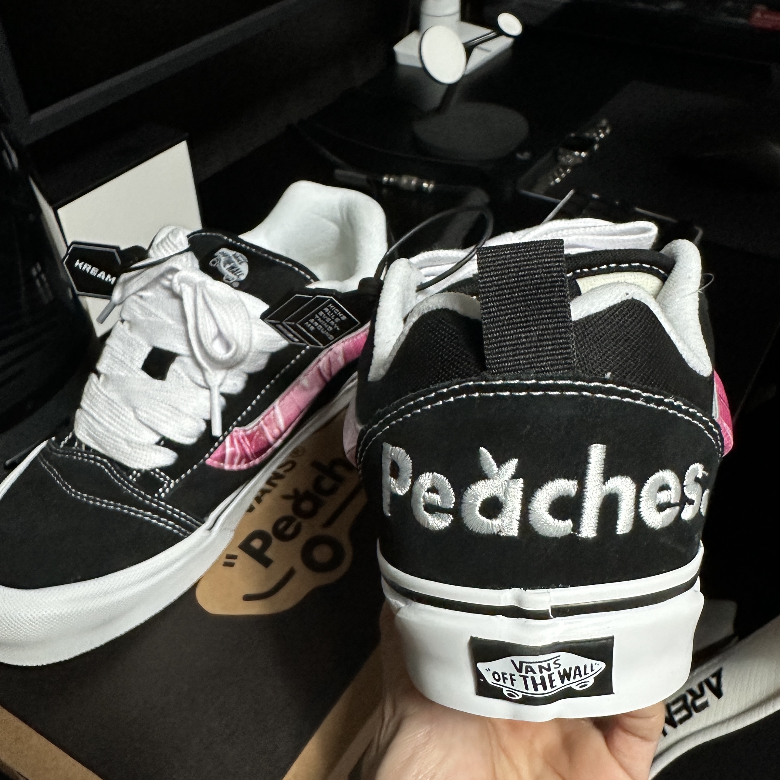 Vans x Peaches. Knu-Skool Black Pink (Special Box) 착용 스타일 - 2