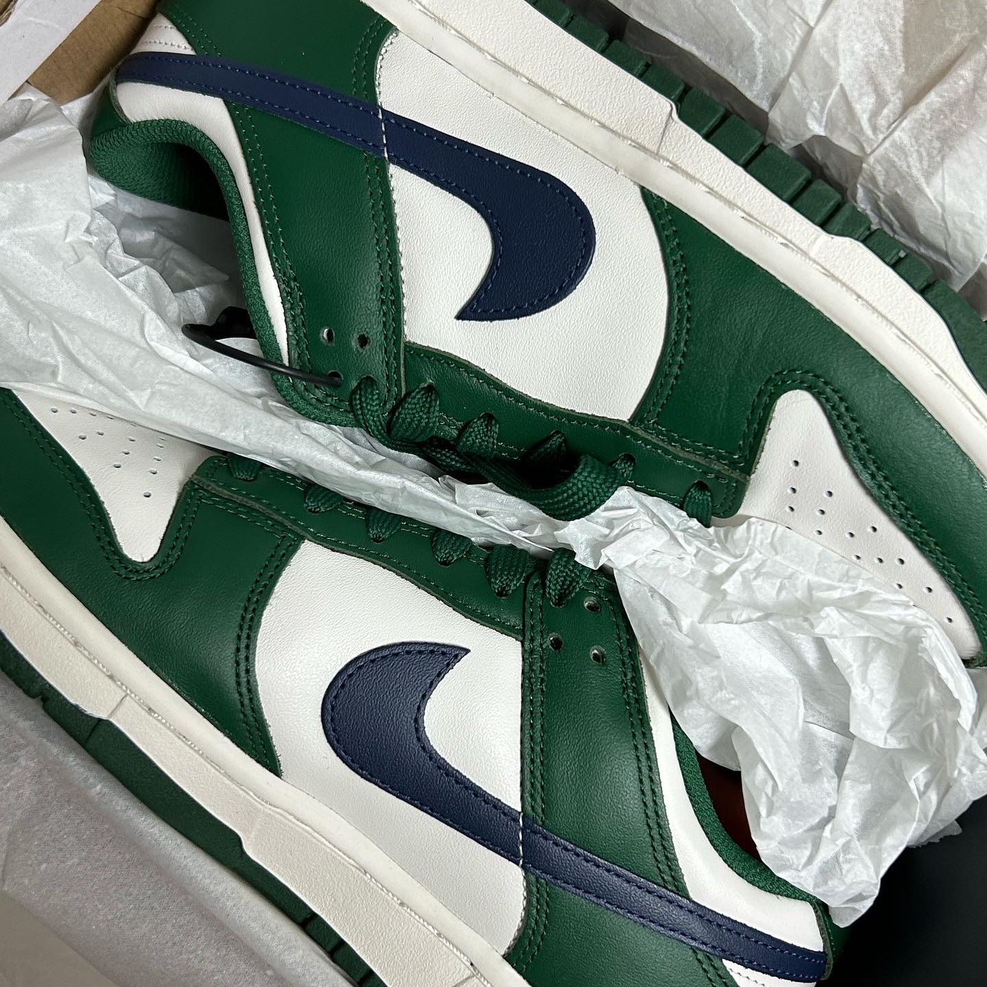 (W) Nike Dunk Low Gorge Green, Apple Watch SE 40mm GPS Silver Aluminum Case with Sport Band White (Korean Ver.) 착용 스타일 - 1