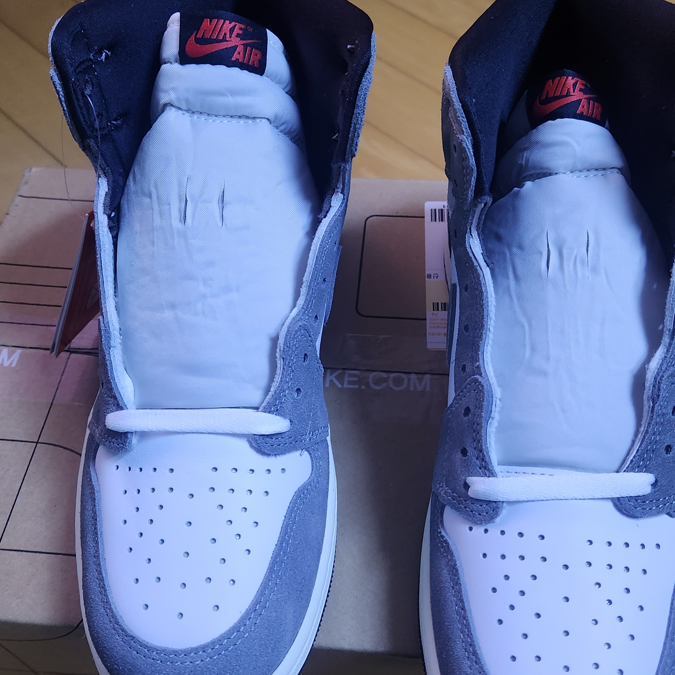 Jordan 1 Retro High OG Black and Smoke Grey 착용 스타일 - 3