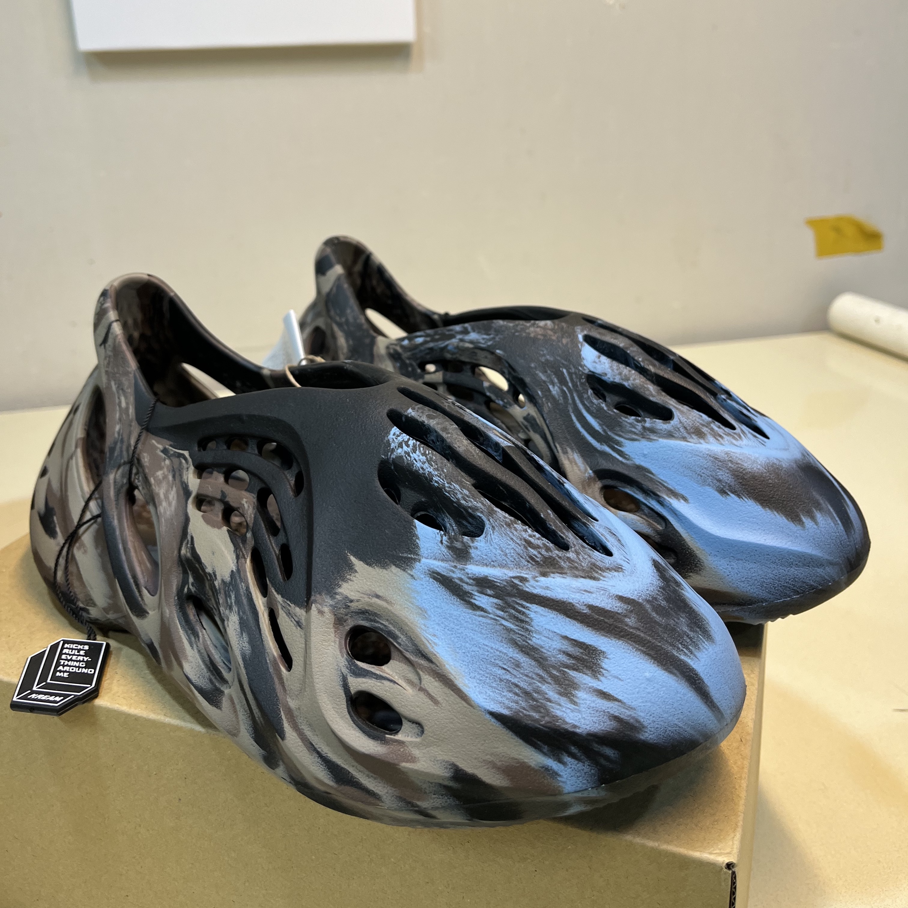Adidas Yeezy Foam RNNR MX Cinder 착용 스타일 - 1