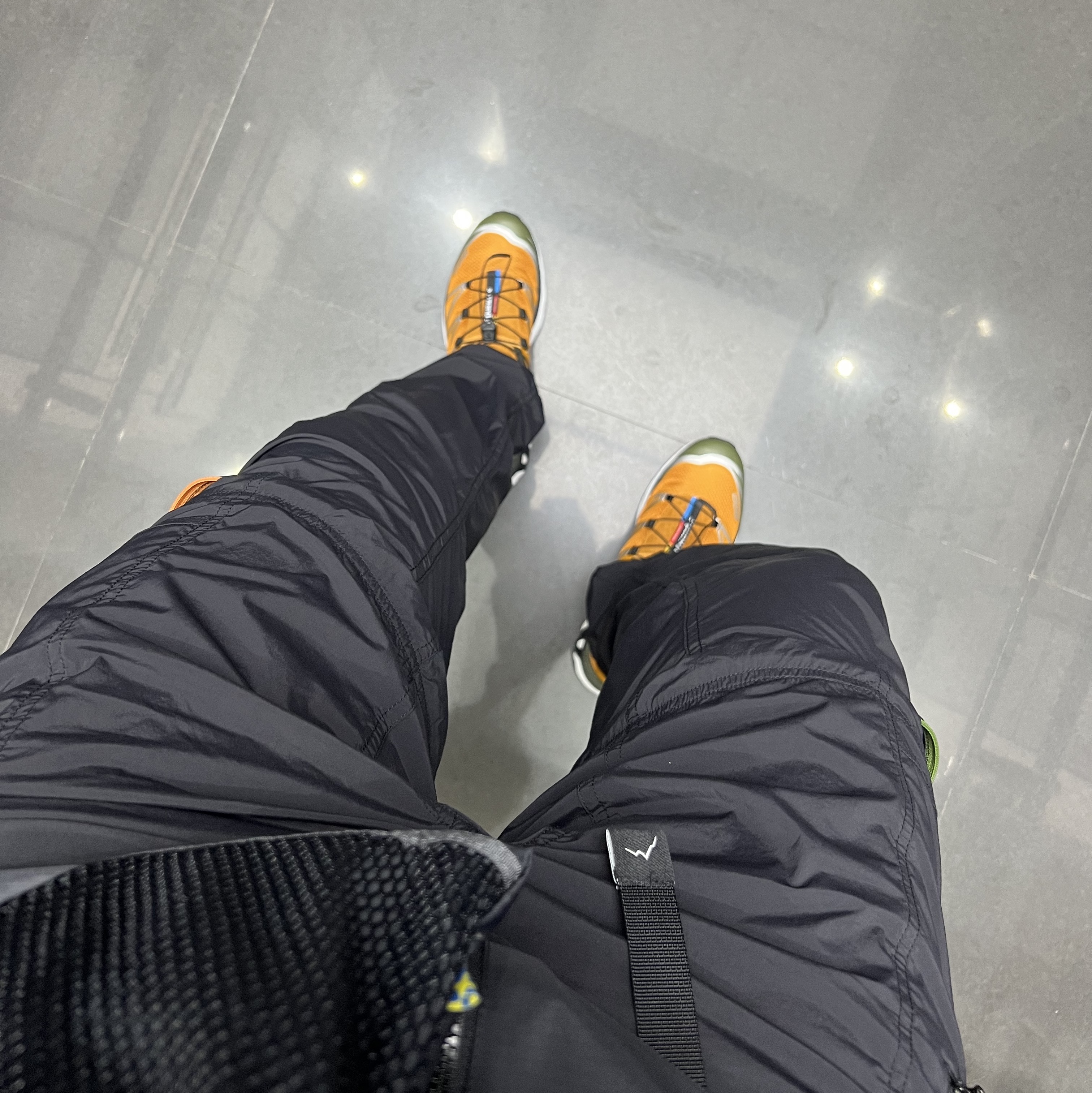 Salomon x And Wander XT-6 Golden Oak 착용 스타일 - 2