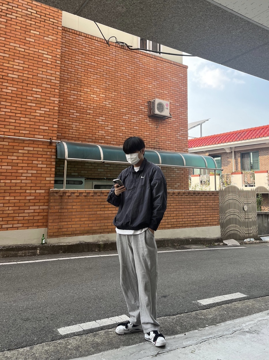 Nike x Stussy Windrunner Jacket Off Noir, Nike x Peaceminusone Air Force 1 Low Para-Noise 2.0 착용 스타일