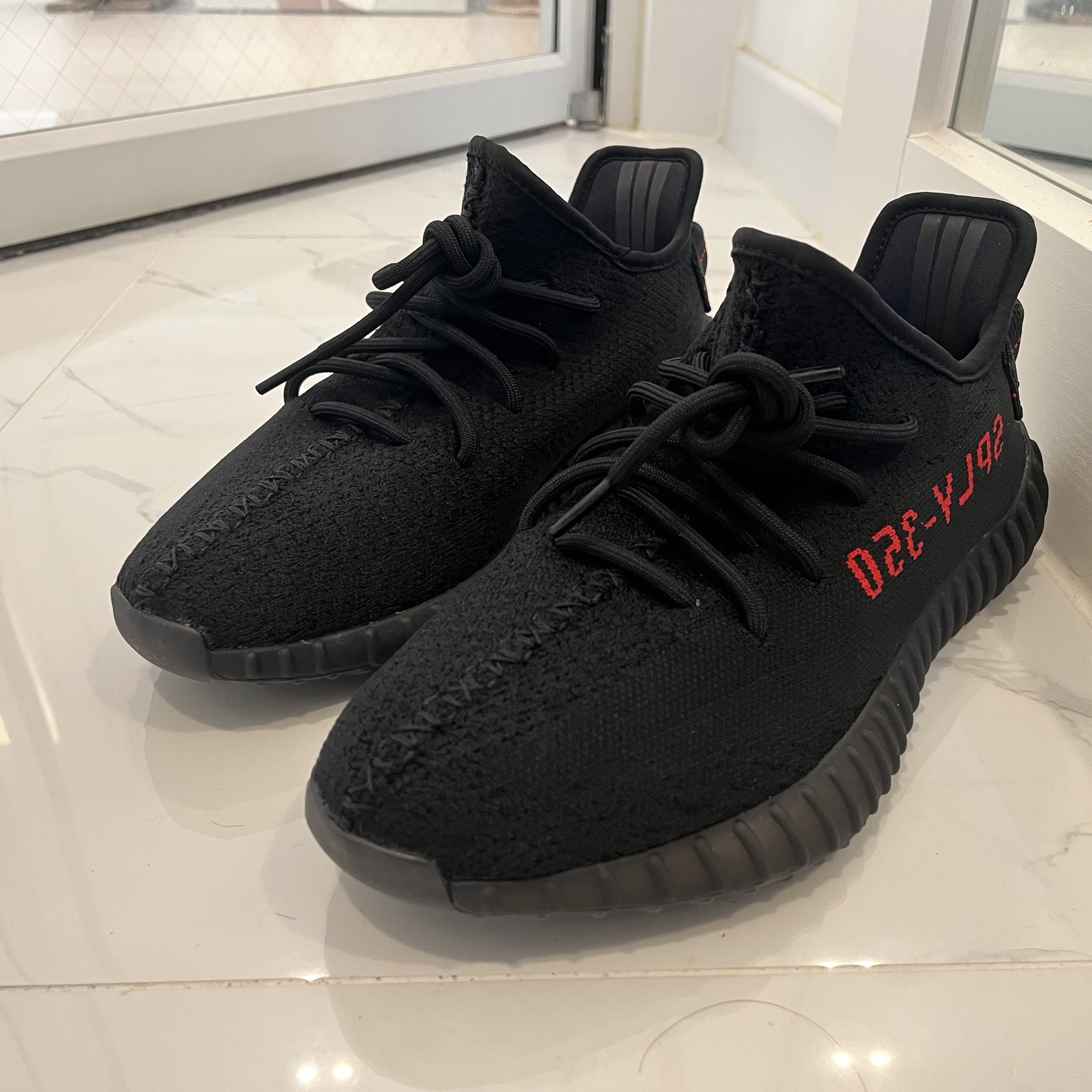 Adidas Yeezy Boost 350 V2 Black Red 2020 착용 스타일 - 2