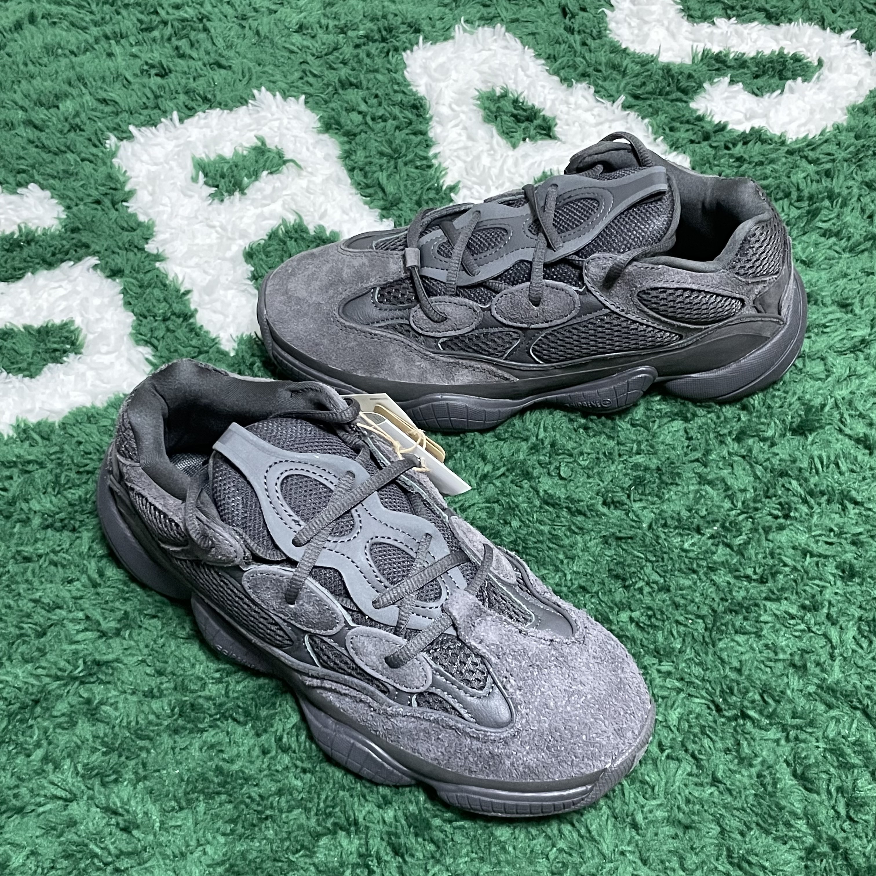 Adidas Yeezy 500 Utility Black 2022/2023 착용 스타일 - 2