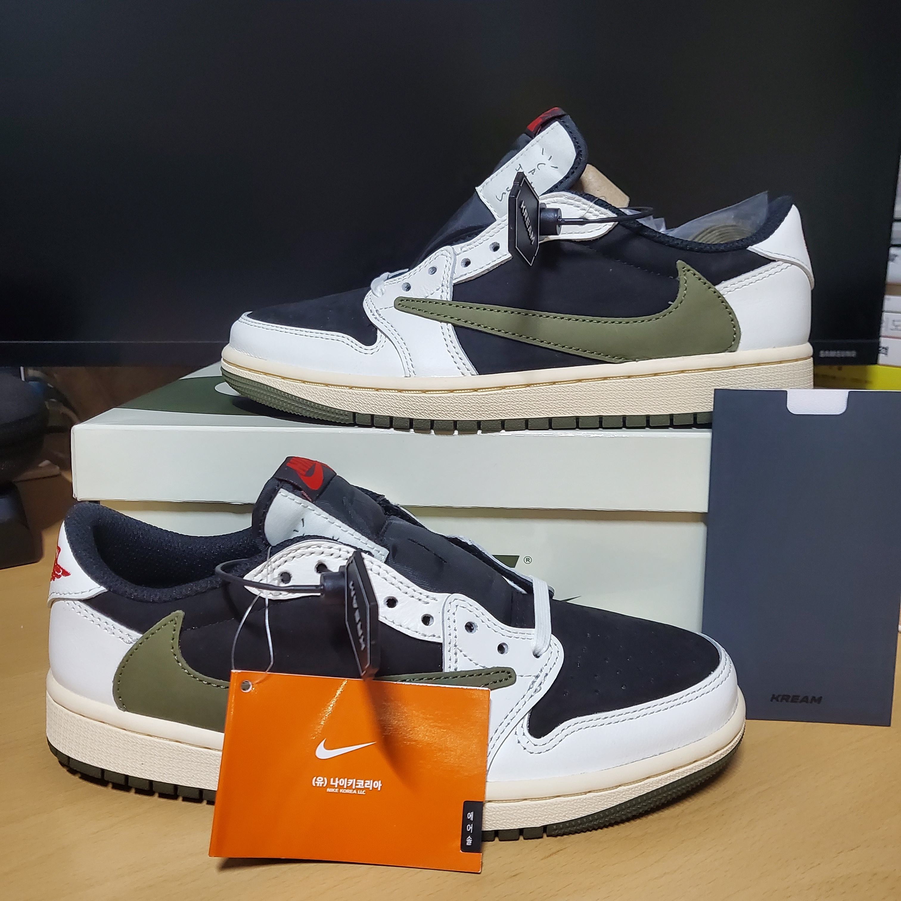 (W) Jordan 1 x Travis Scott Retro Low OG SP Medium Olive 착용 스타일 - 3