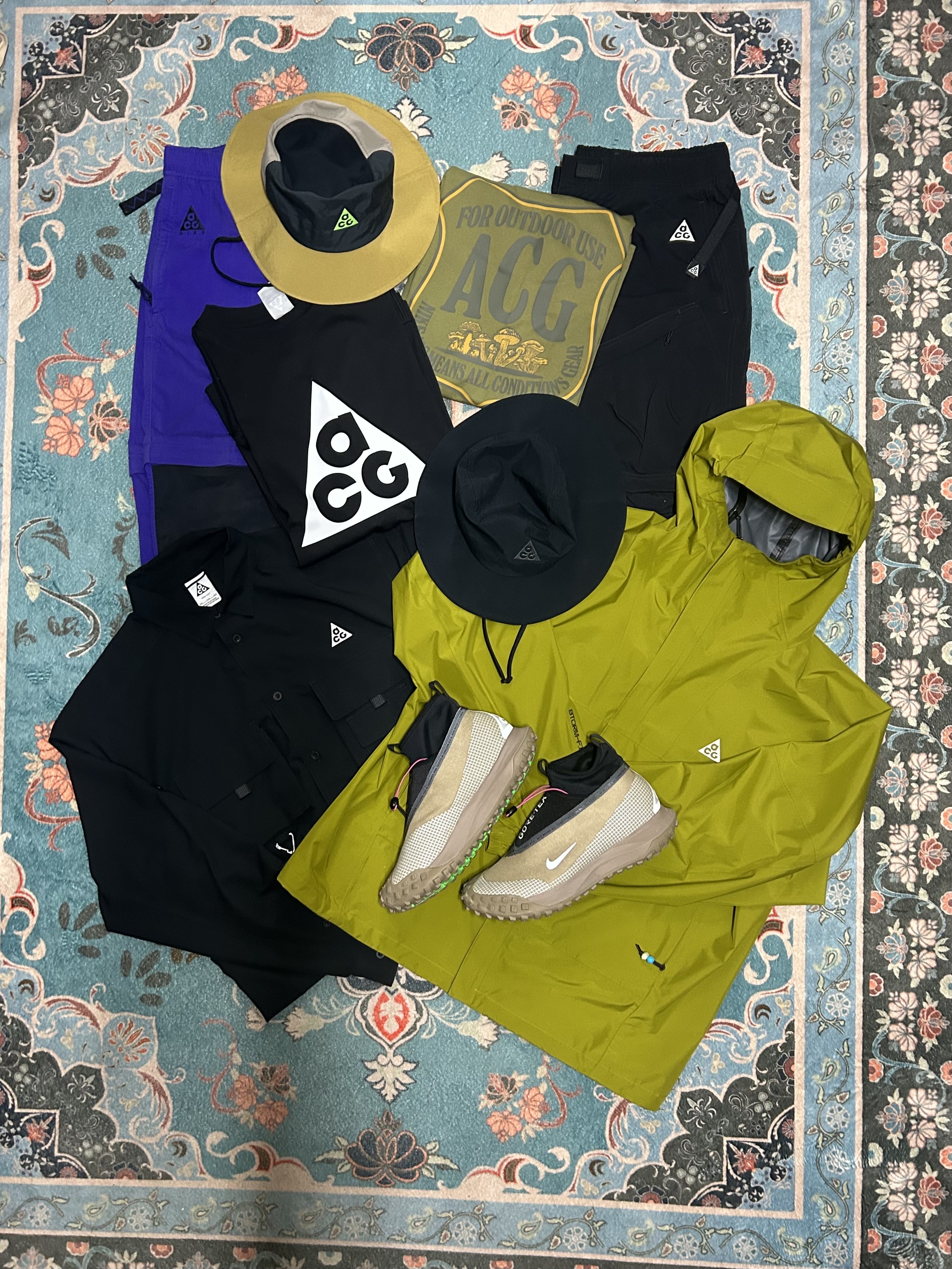 Nike ACG Smith Summit Cargo Pants Black - Asia, Nike NRG ACG Outdoor T-shirt Pilgrim - Asia 착용 스타일