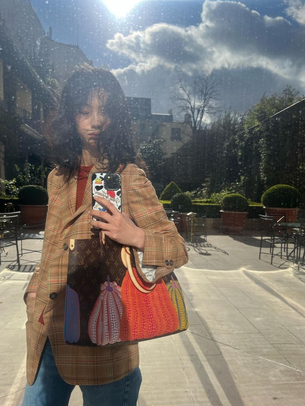 Louis Vuitton x YK Onthego PM Monogram 착용 스타일
