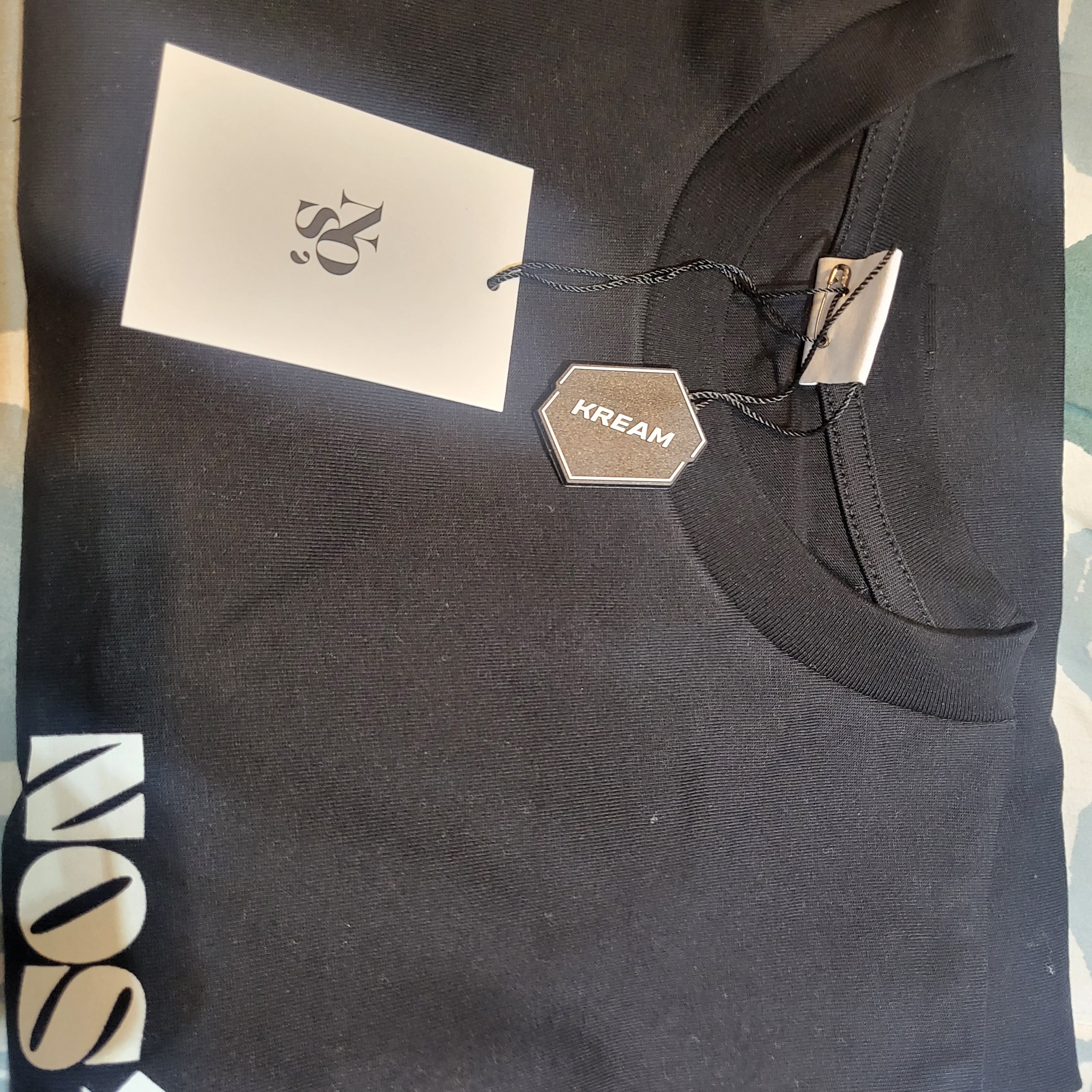NOS7 White Signature Logo Standard Fit T-Shirt Black 착용 스타일
