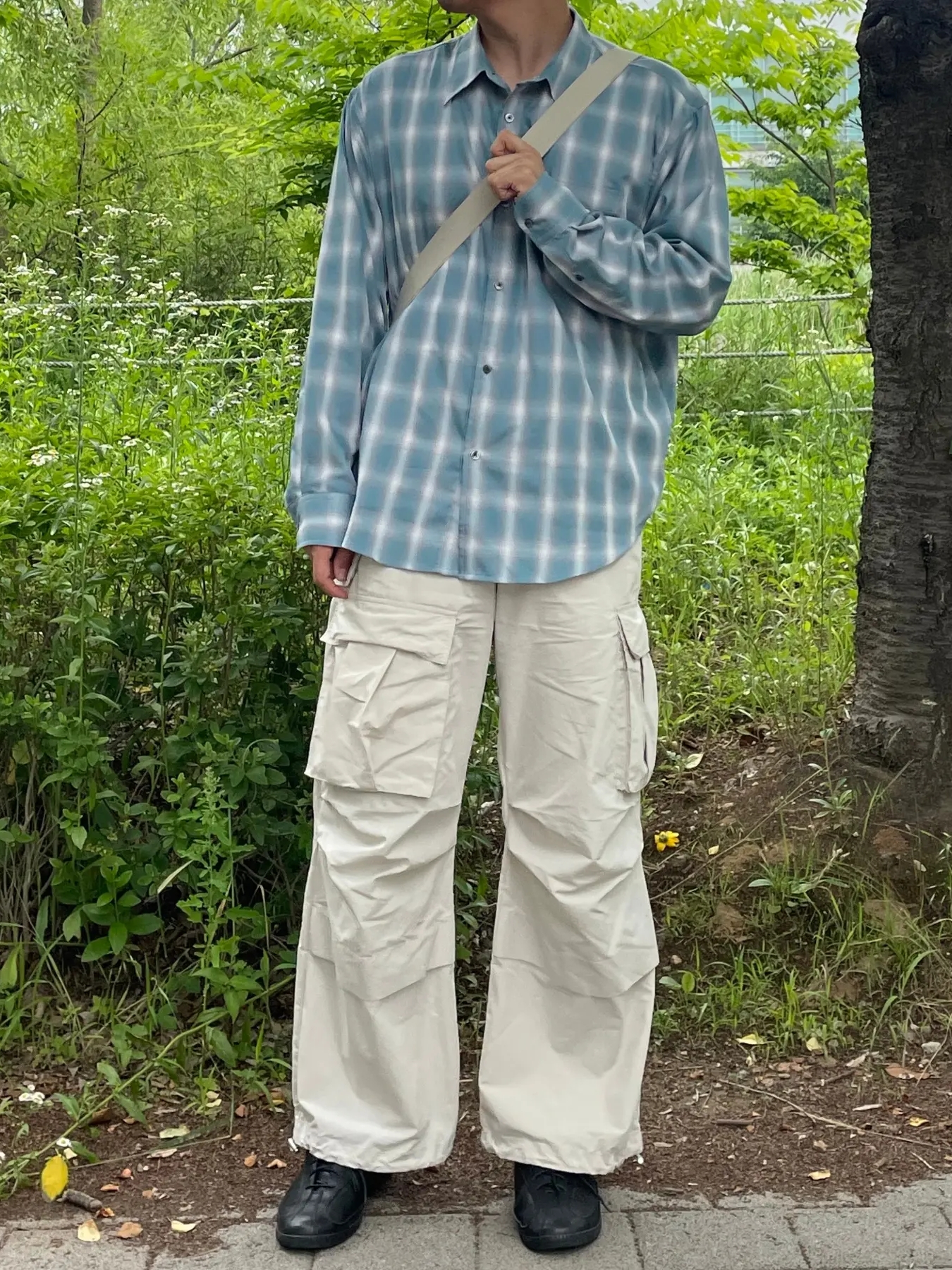 Uniqlo U Drawstring Shoulder Bag Natural 착용 스타일 - 3