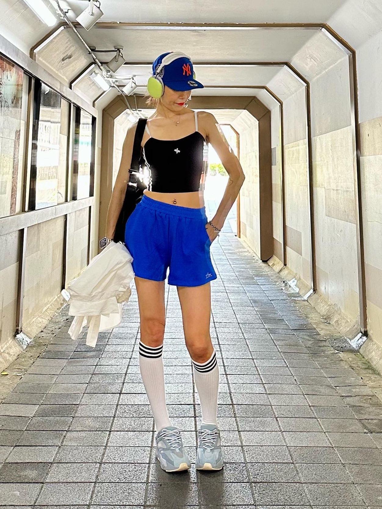 아디다스 이지 부스트 700 이너시아, 애플 에어팟 맥스 라이트닝 실버 (국내 정식 발매 제품) 착용 스타일 - 1