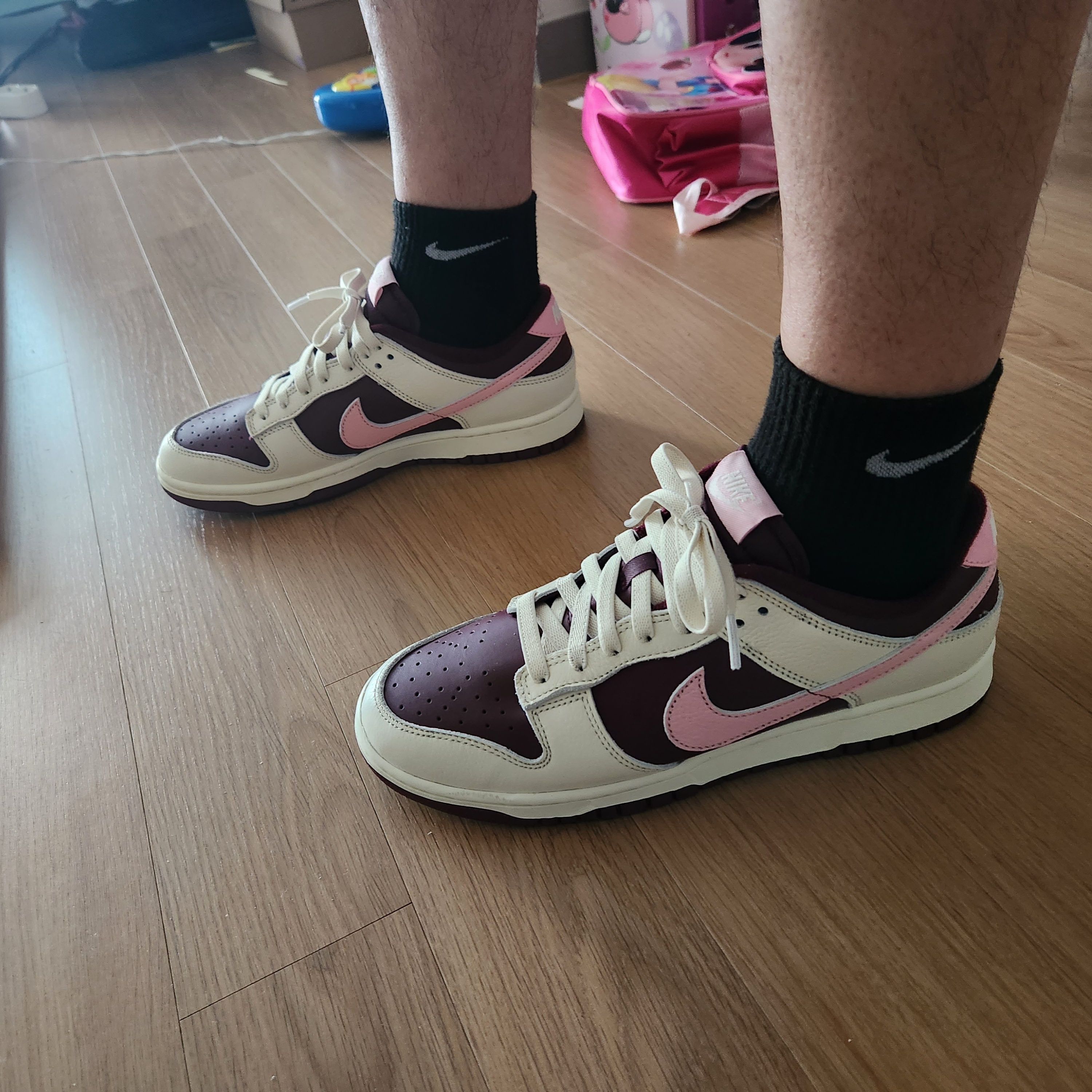 NIke Dunk Low Retro Night Maroon and Medium Soft Pink 착용 스타일 - 1