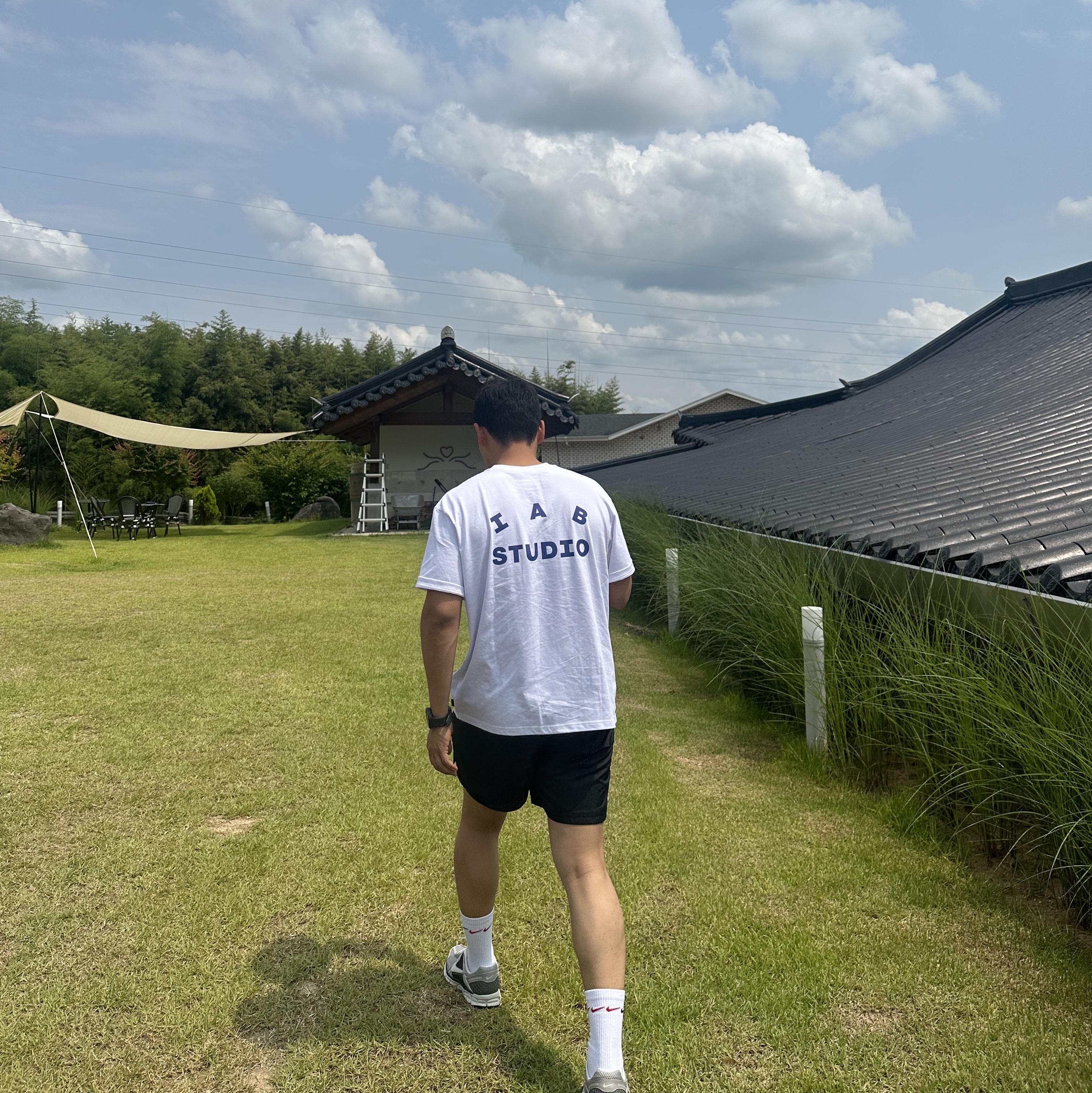 (W) Nike Zoom Vomero 5 Cobblestone and Flat Pewter, IAB Studio T-Shirt White Navy - 22FW 착용 스타일