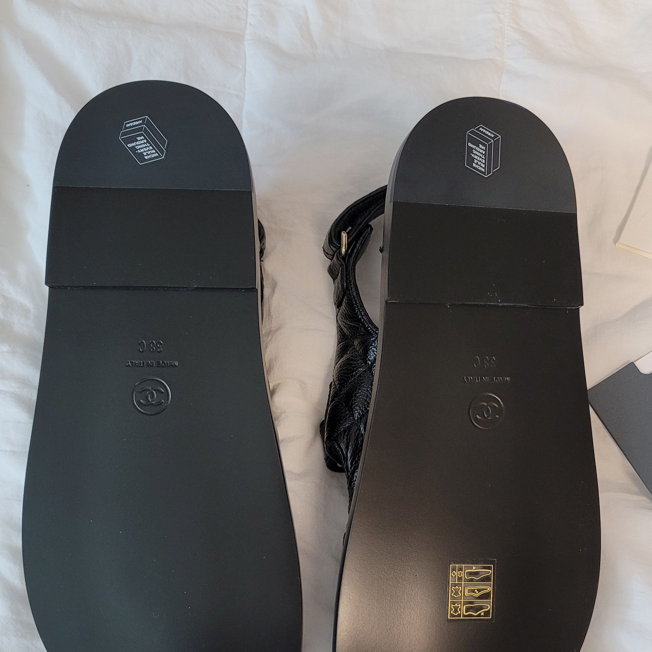 (W) Chanel Sandals Grained Calfskin & Black 착용 스타일 - 2