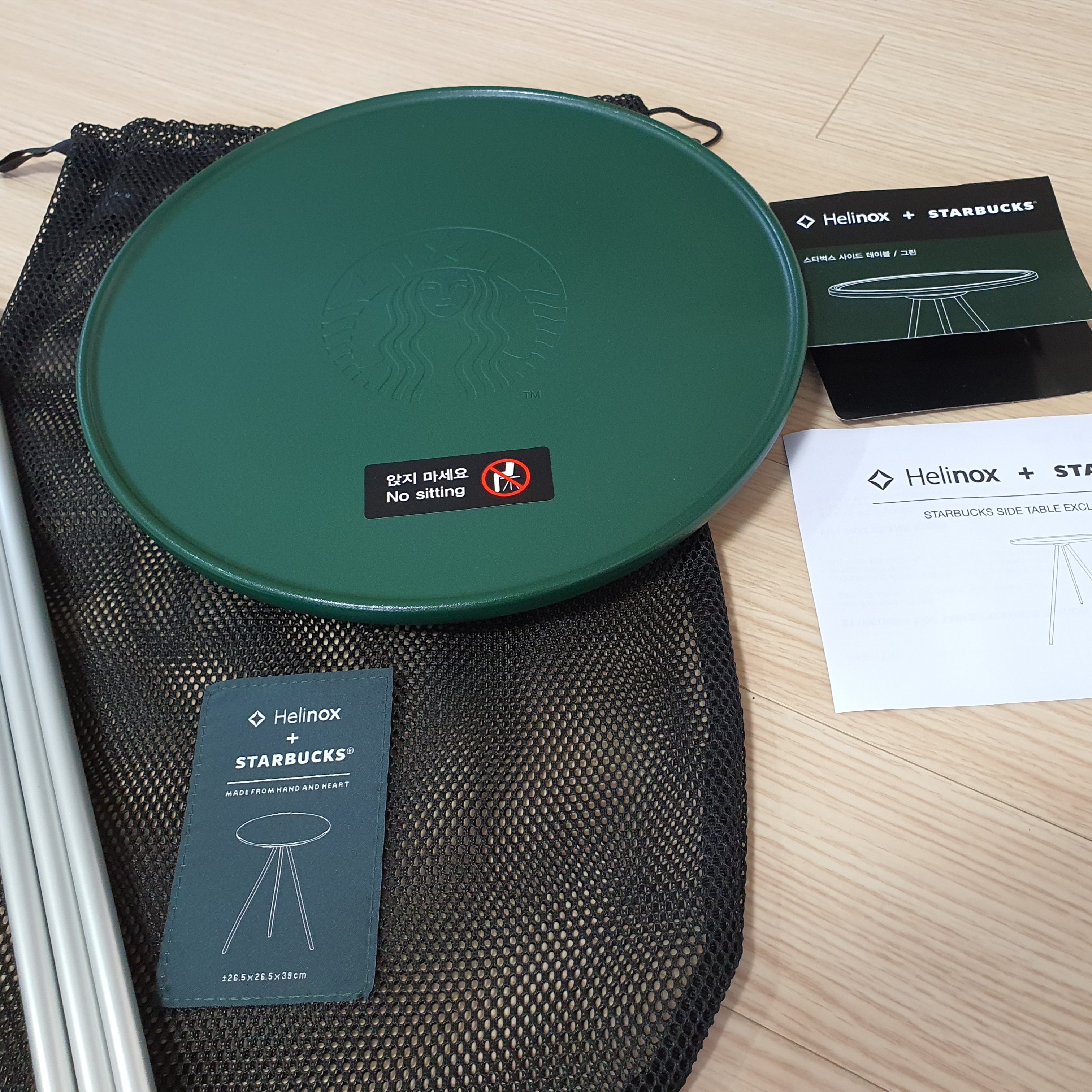 Starbucks x Helinox Side Table Green 착용 스타일 - 1