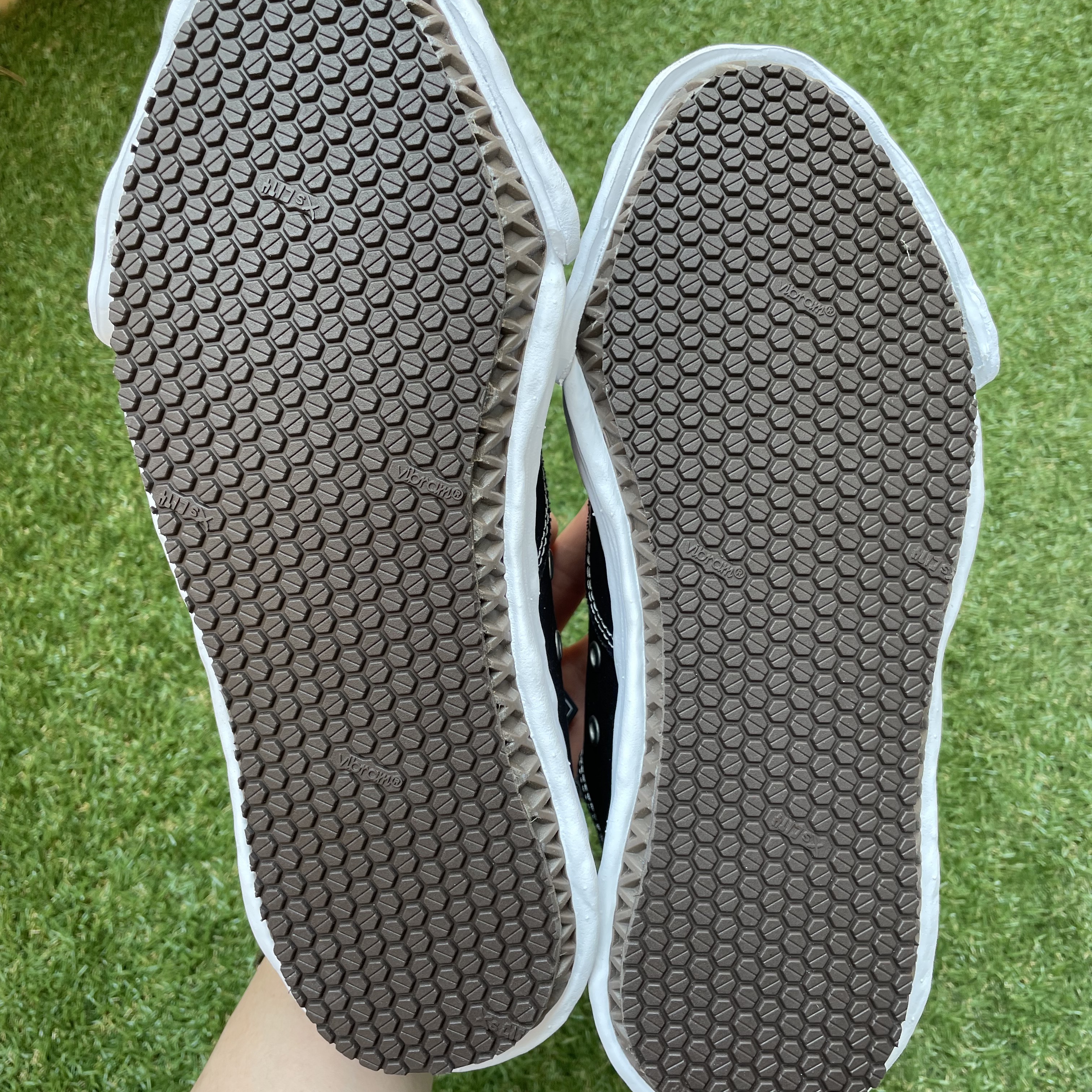 Maison Mihara Yasuhiro Peterson OG Sole Canvas Low Sneakers Black 착용 스타일 - 2