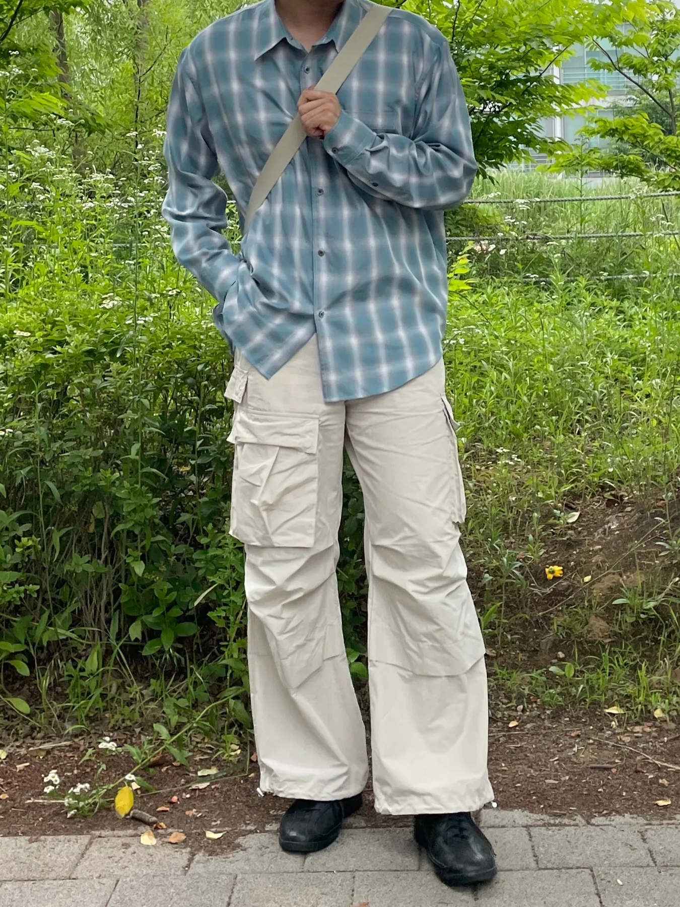 Uniqlo U Drawstring Shoulder Bag Natural 착용 스타일 - 2