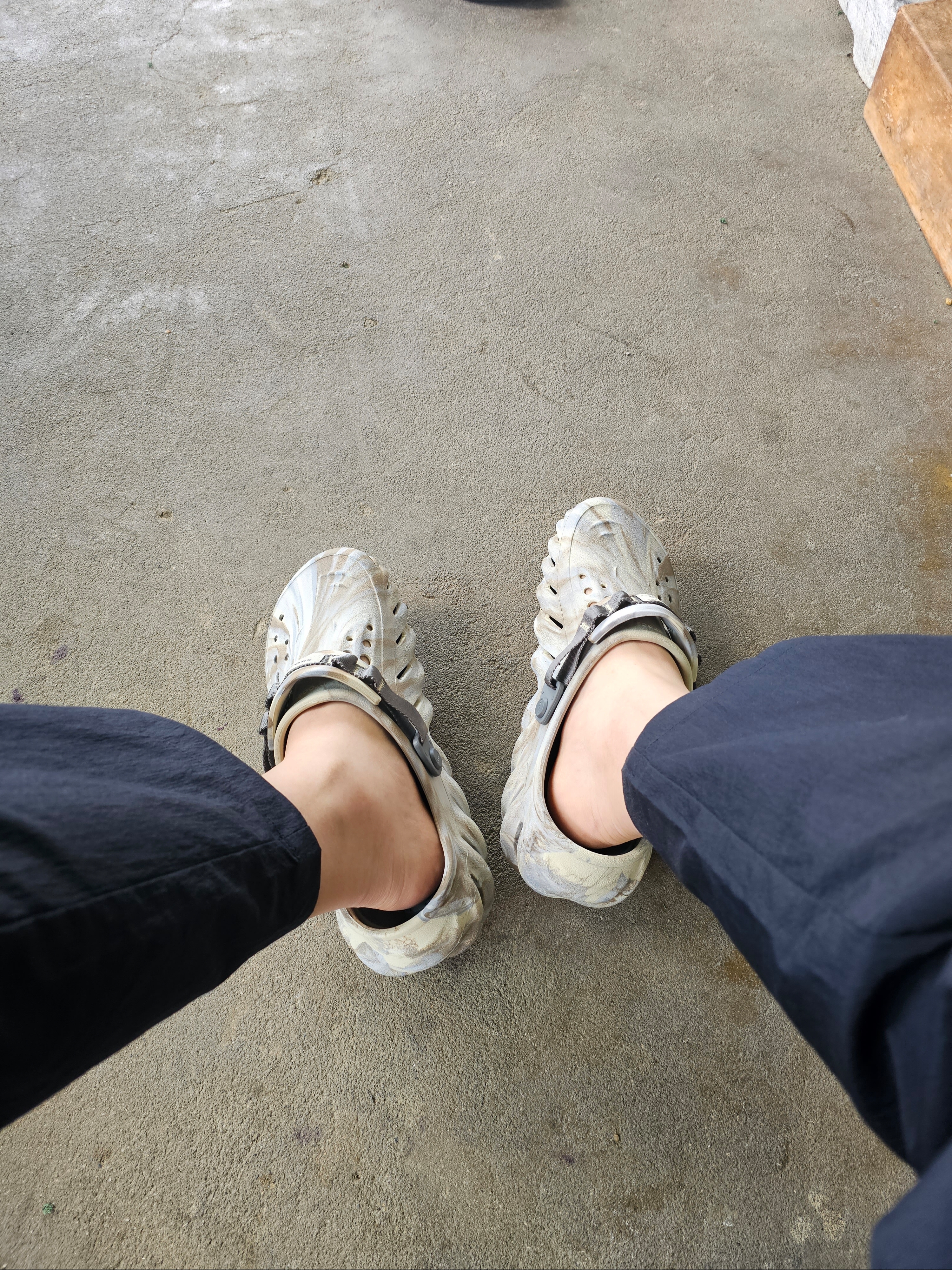 Crocs Echo Marbled Clog Bone Multi 착용 스타일