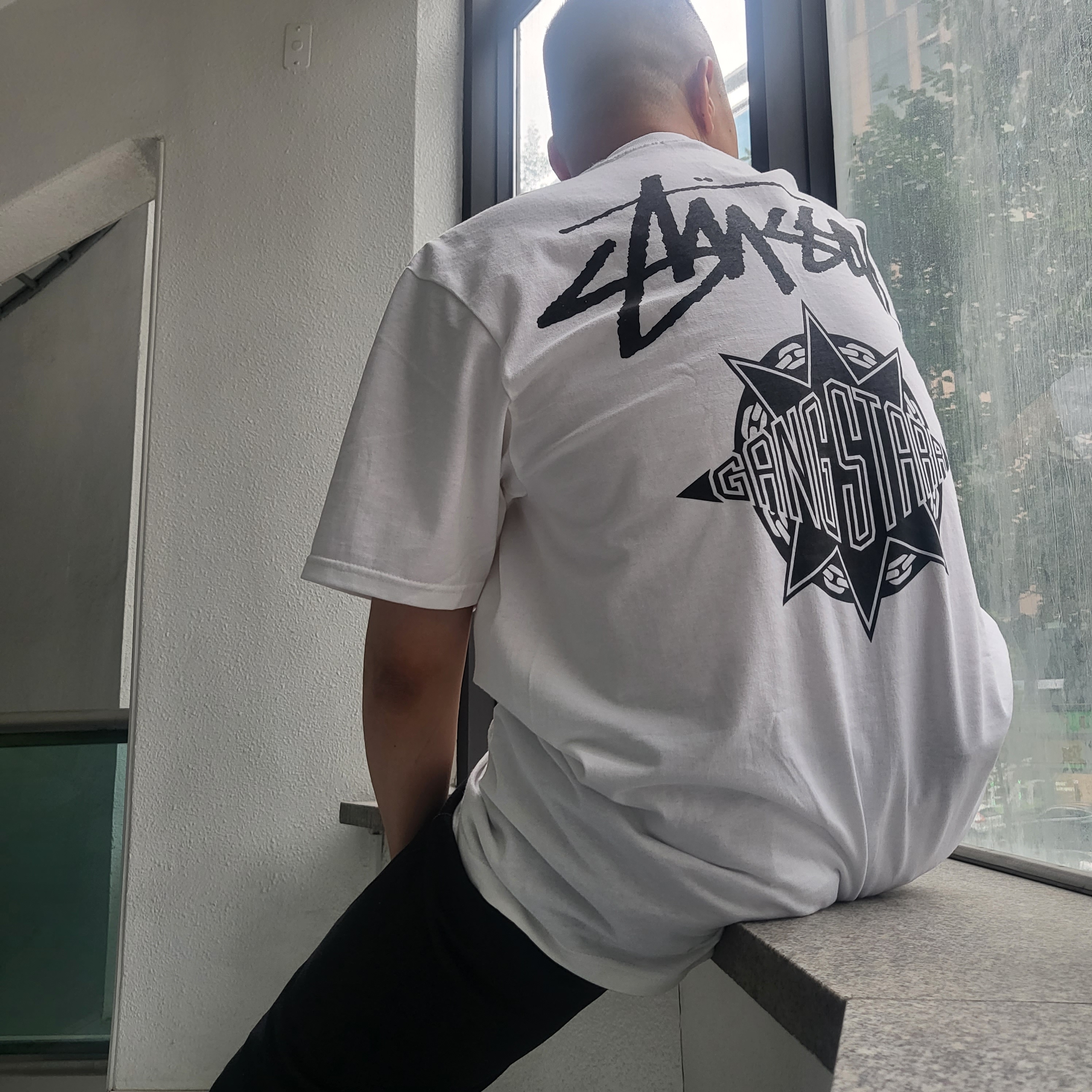 Stussy x Gang Starr Take It Personal T-Shirt White, Nike x Off-White Blazer Low '77 Black and Electro Green 착용 스타일 - 1