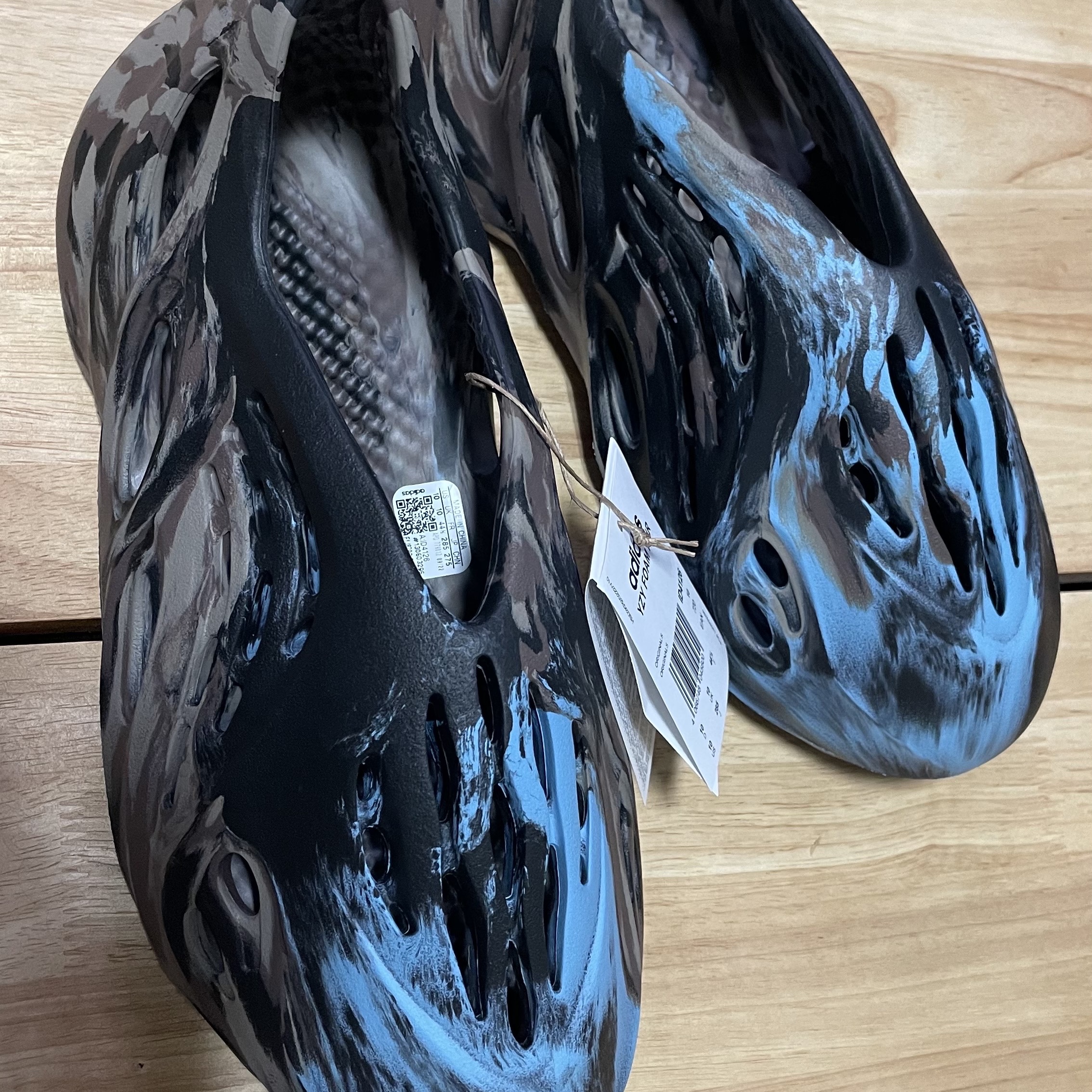 Adidas Yeezy Foam RNNR MX Cinder 착용 스타일 - 1