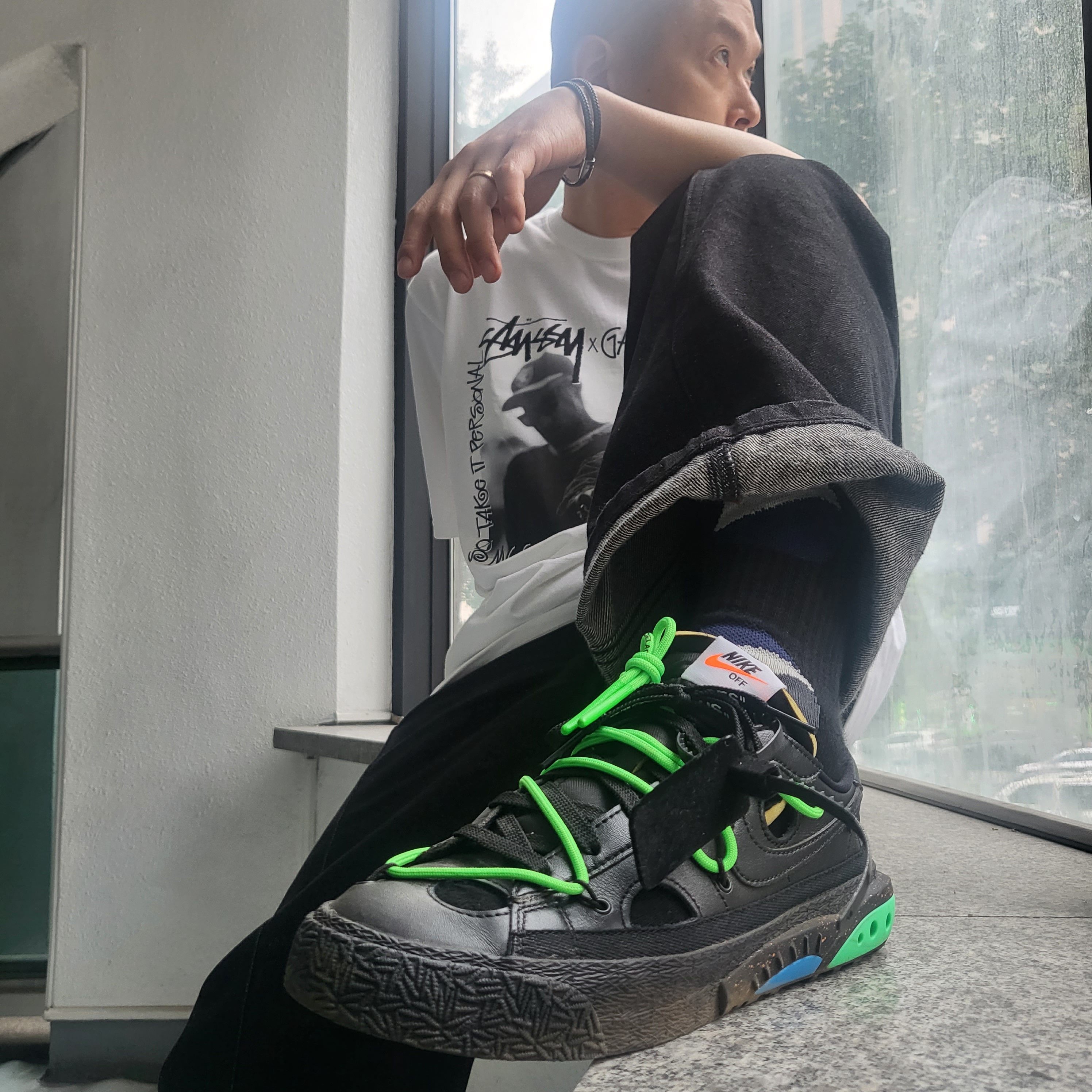 Stussy x Gang Starr Take It Personal T-Shirt White, Nike x Off-White Blazer Low '77 Black and Electro Green 착용 스타일 - 2