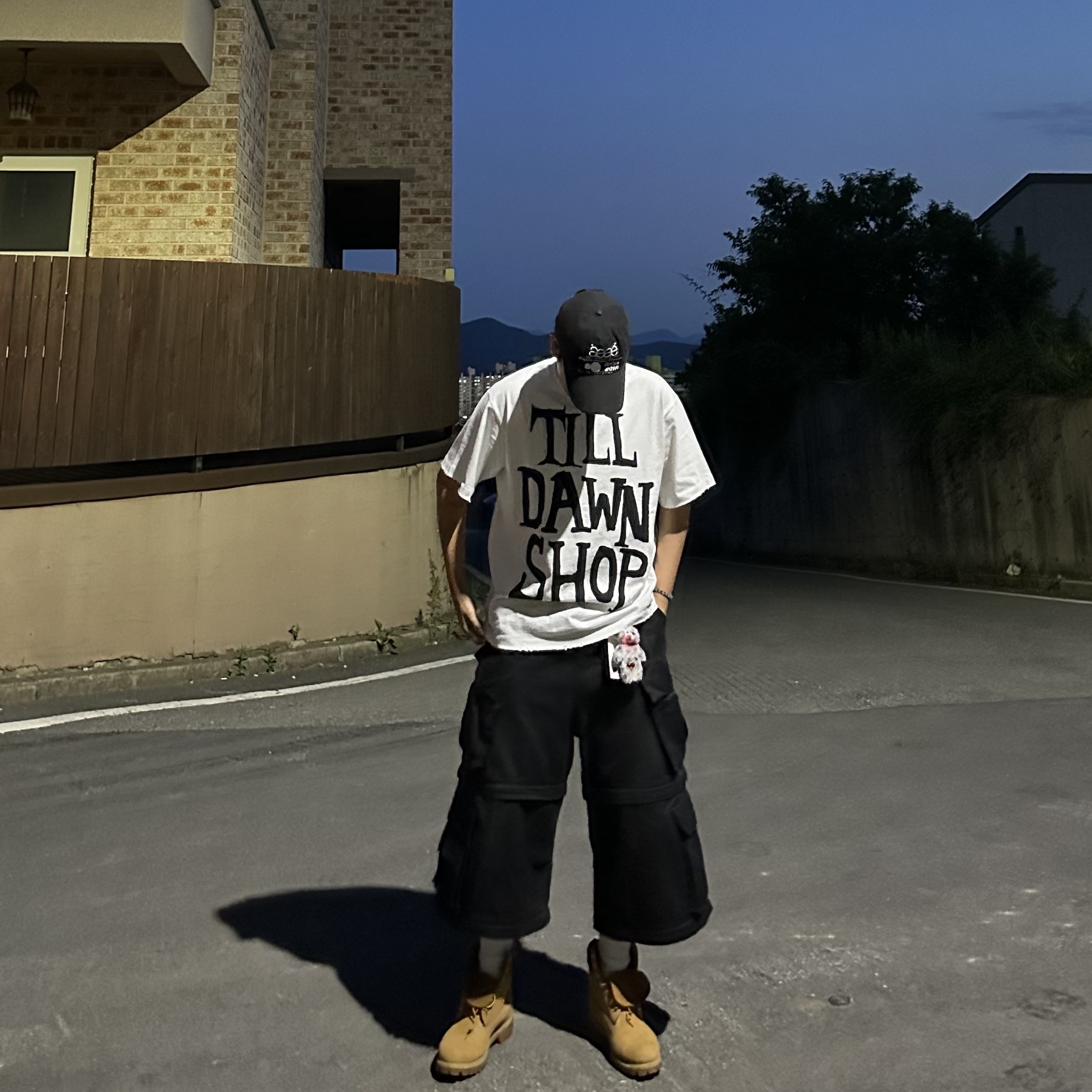 Project G/R Oversized Convertible Cargo Pants Coated Black 착용 스타일 - 2