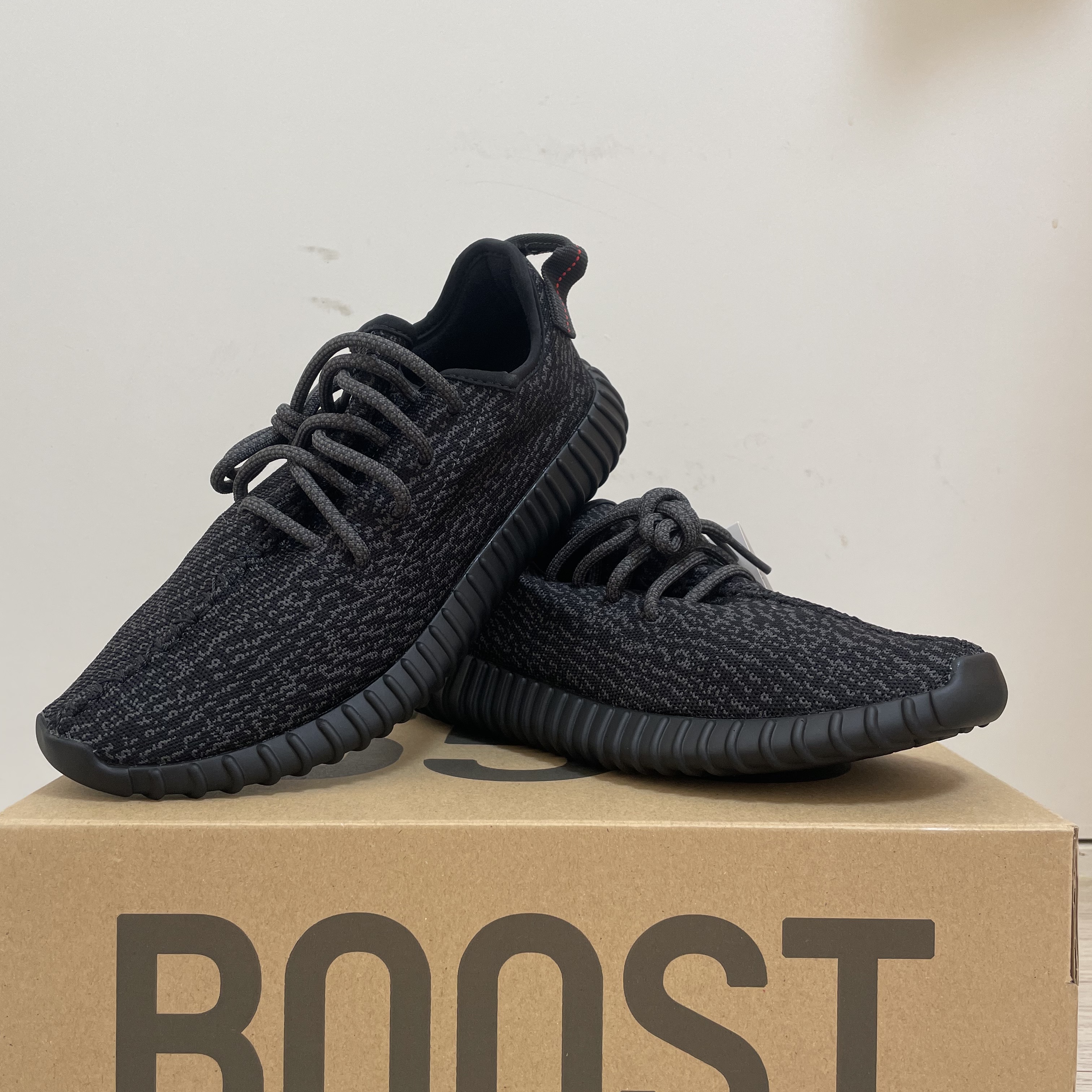 Adidas Yeezy Boost 350 Pirate Black 2023 착용 스타일 - 1
