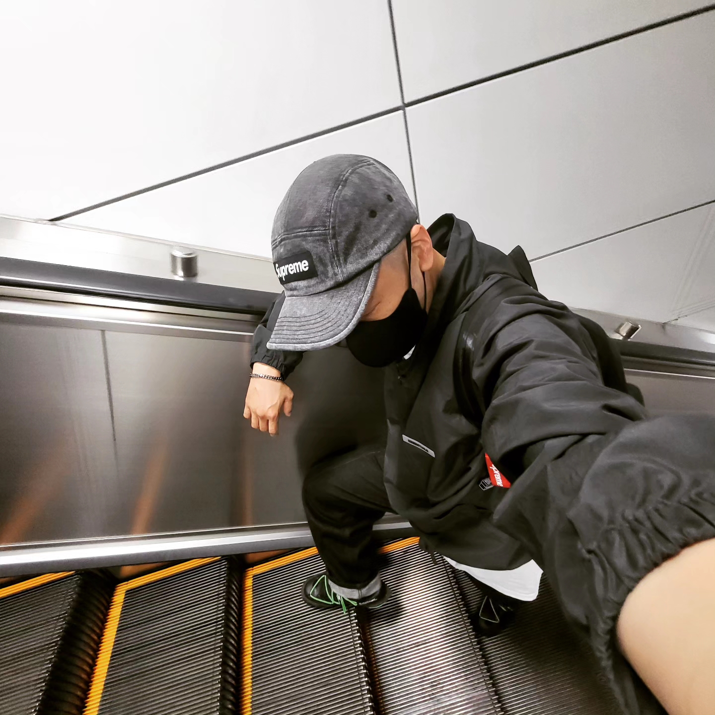 Supreme Denim Camp Cap Washed Black - 22FW, Supreme Webbing Keychain Red - 23SS 착용 스타일 - 2