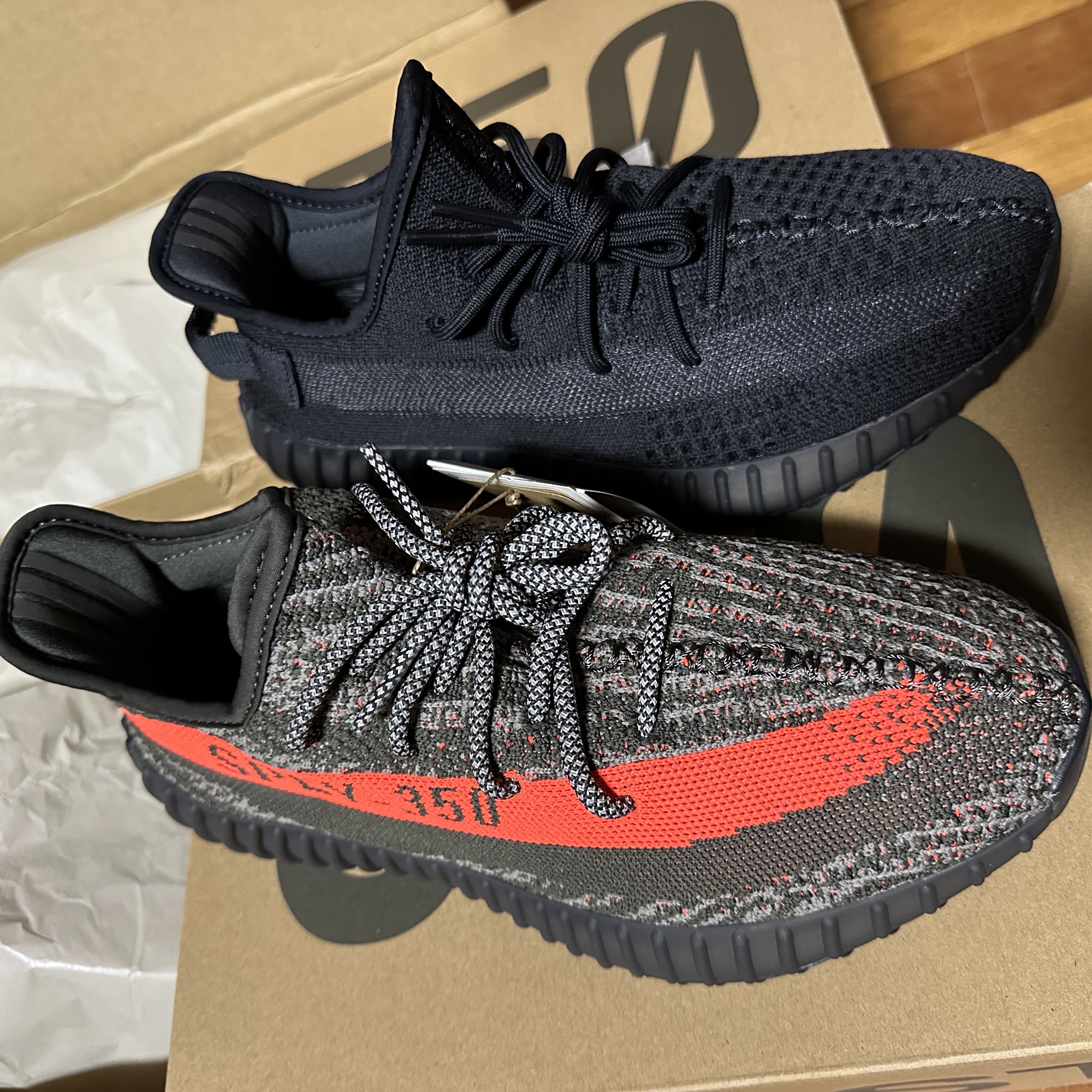 Adidas Yeezy Boost 350 V2 Carbon Beluga, Adidas Yeezy Boost 350 V2 Onyx 착용 스타일 - 1