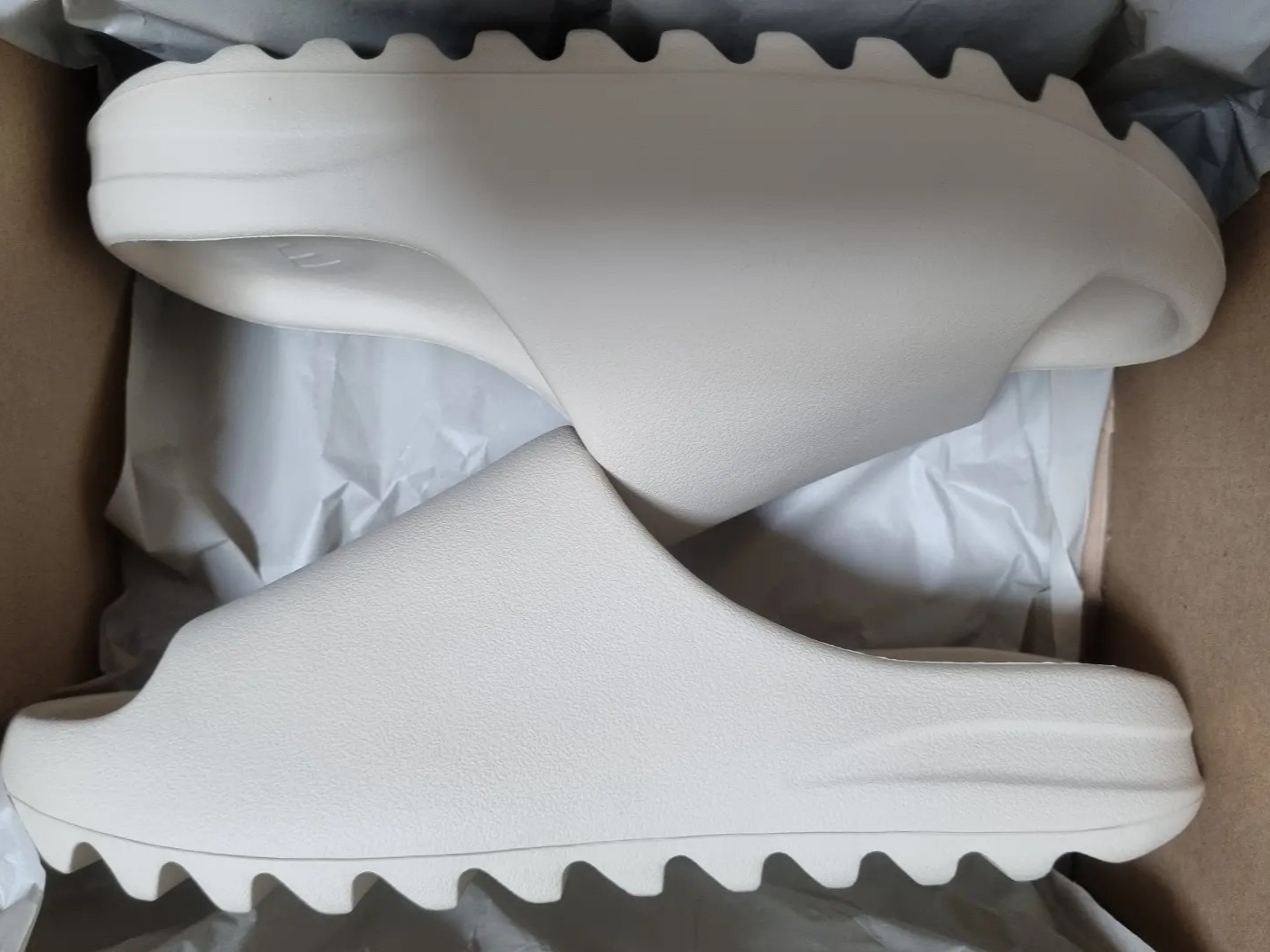 Adidas Yeezy Slide Bone 2022/2023 착용 스타일 - 1