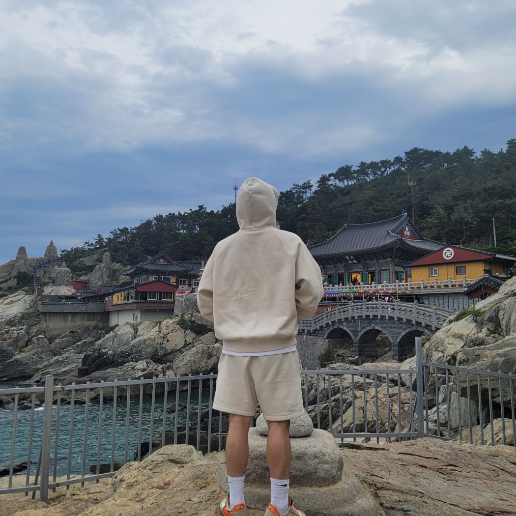 Essentials Sweatshorts Egg Shell - 22FW, Essentials Hoodie Egg Shell - 22FW 착용 스타일