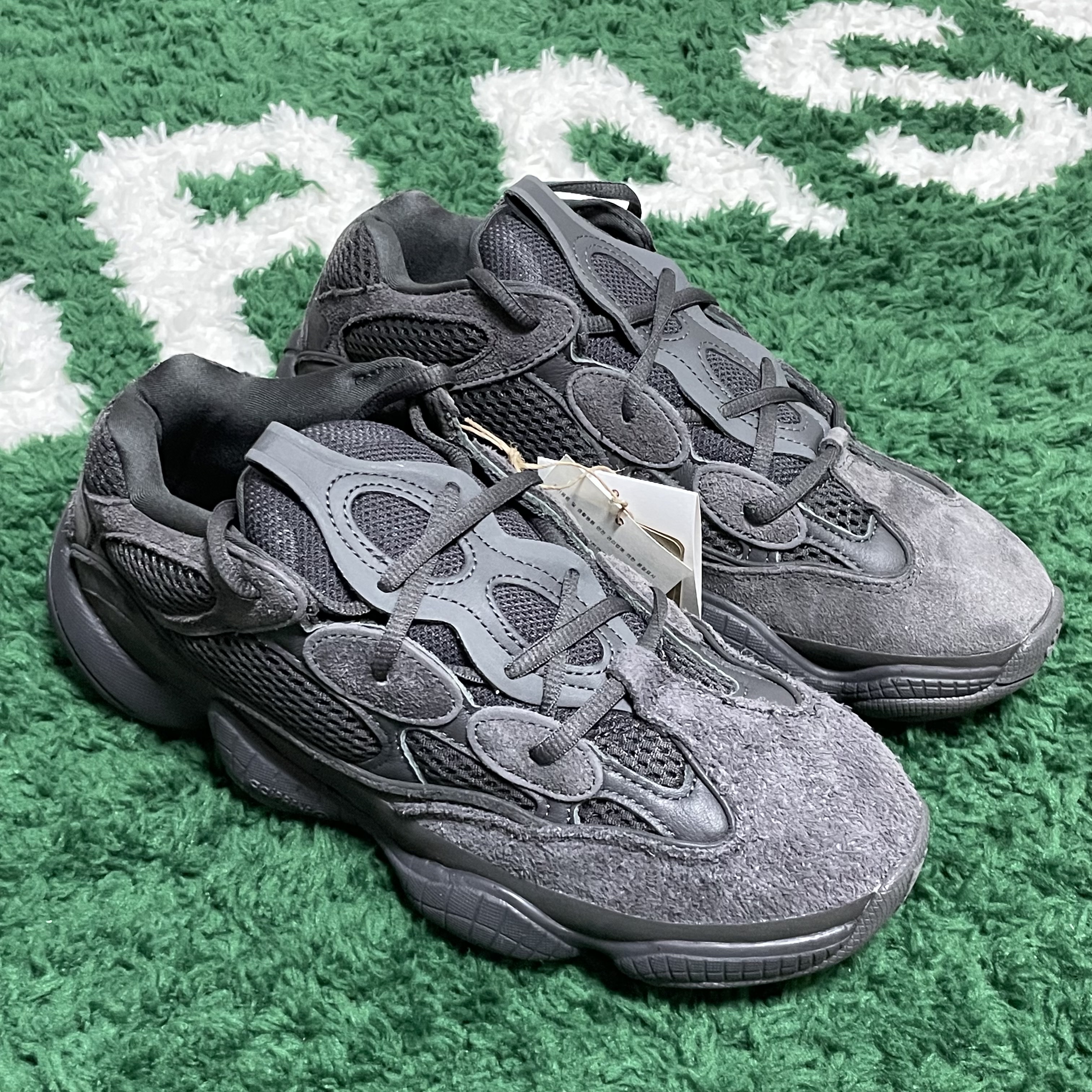 Adidas Yeezy 500 Utility Black 2022/2023 착용 스타일 - 3