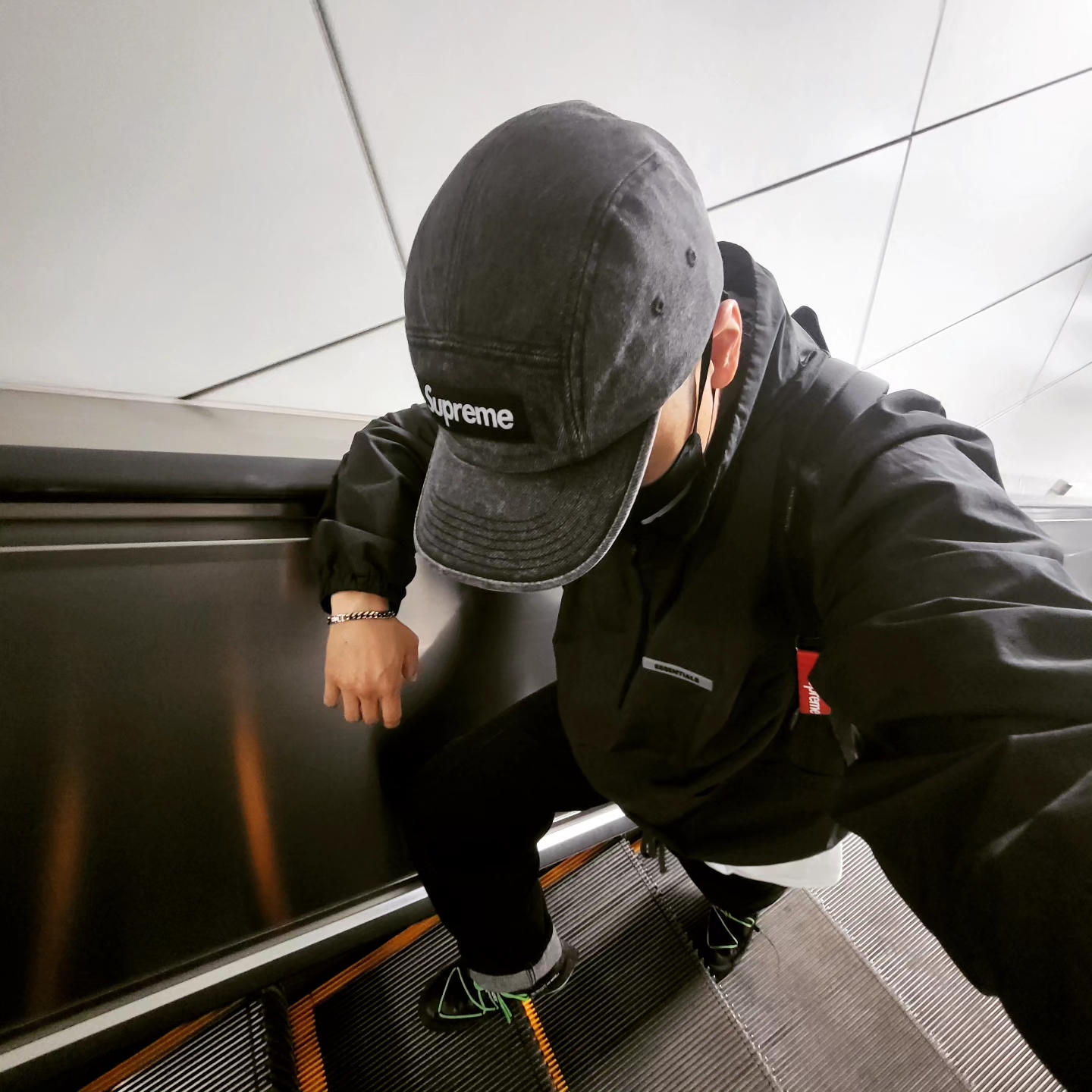 Supreme Denim Camp Cap Washed Black - 22FW, Supreme Webbing Keychain Red - 23SS 착용 스타일 - 1