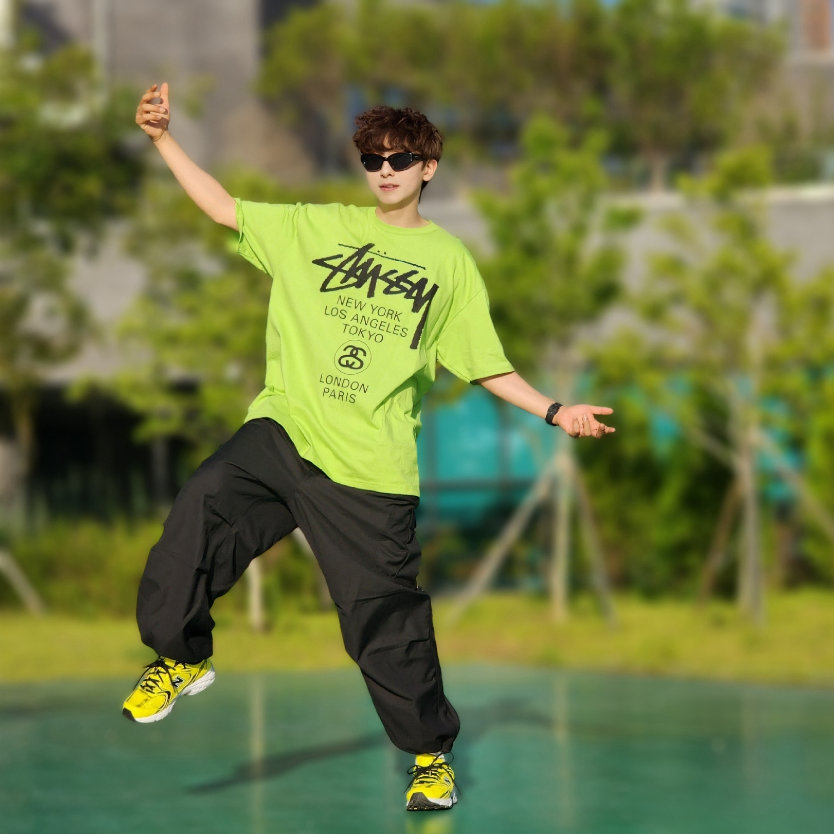Stussy World Tour T-Shirt Tea 2023, New Balance 530 Yellow 착용 스타일 - 2