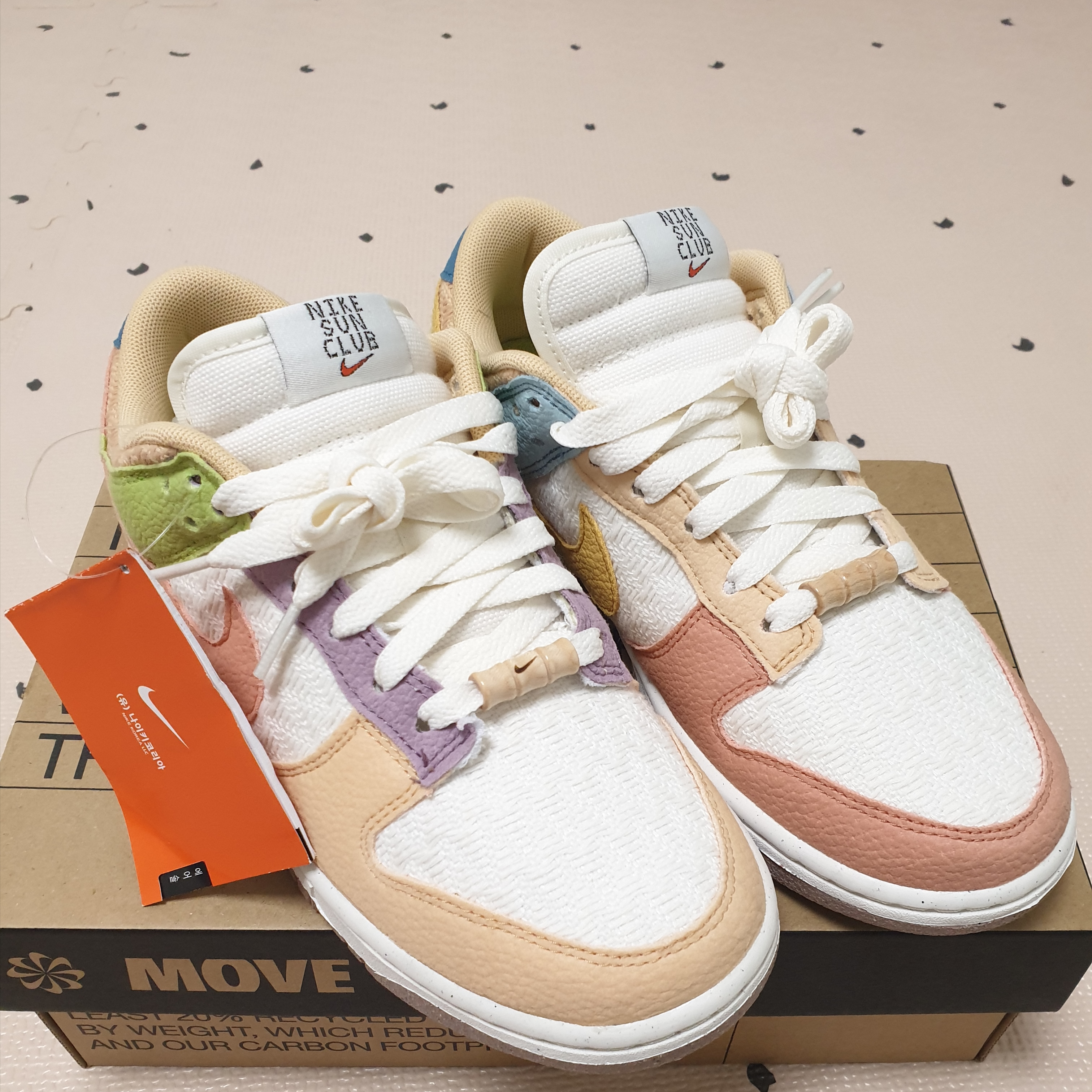 (W) Nike Dunk Low SE Sun Club Sanded Gold 착용 스타일 - 1