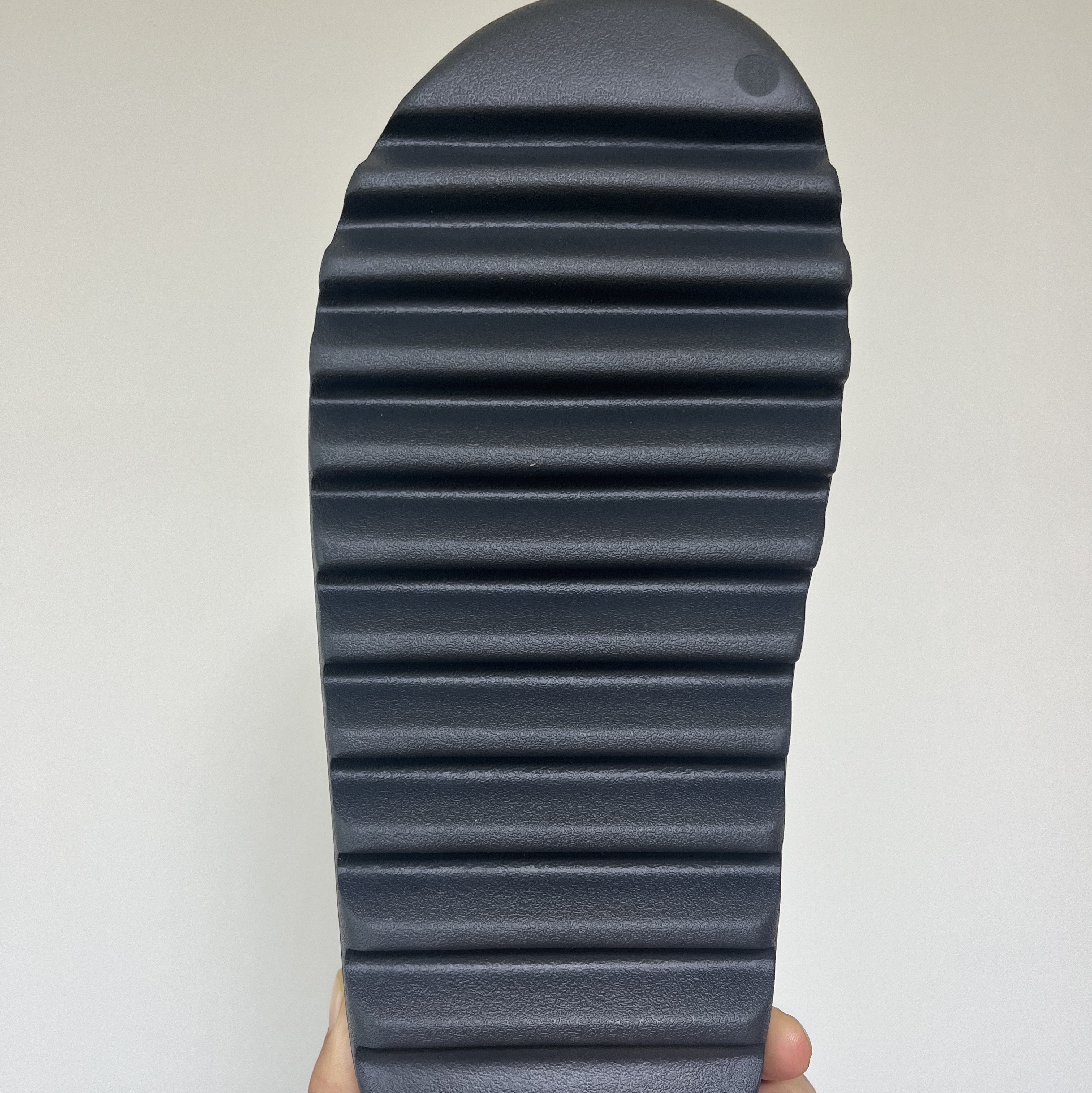 Adidas Yeezy Slide Onyx 착용 스타일 - 2
