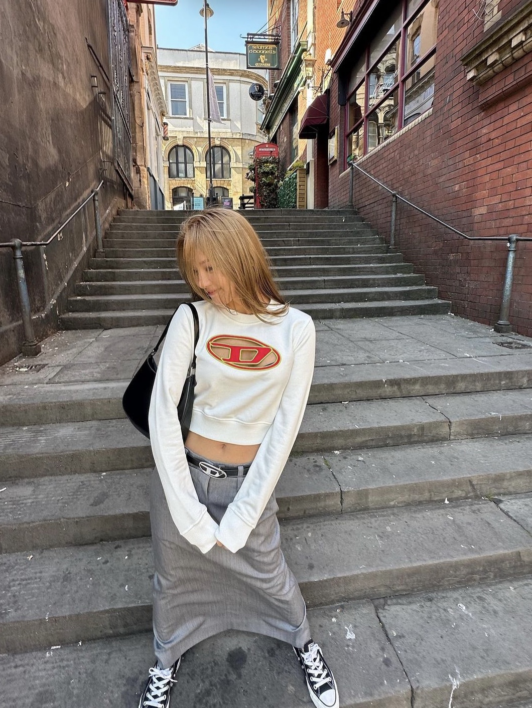 Diesel T-Angie-LS Oval D Long Sleeve White, Prada Cleo Brushed Leather Shoulder Bag Black 착용 스타일 - 1