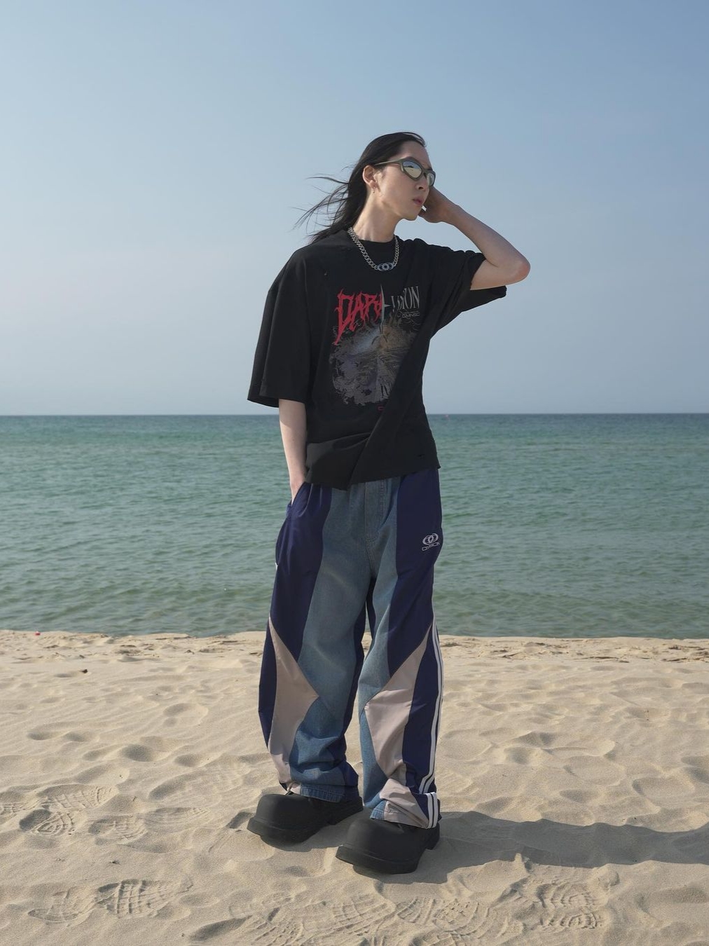 [KREAM 단독] Civision by CSC Hybrid Track Pants Navy, Civision by CSC Dark Vision Distressed T-Shirt Black 착용 스타일 - 1