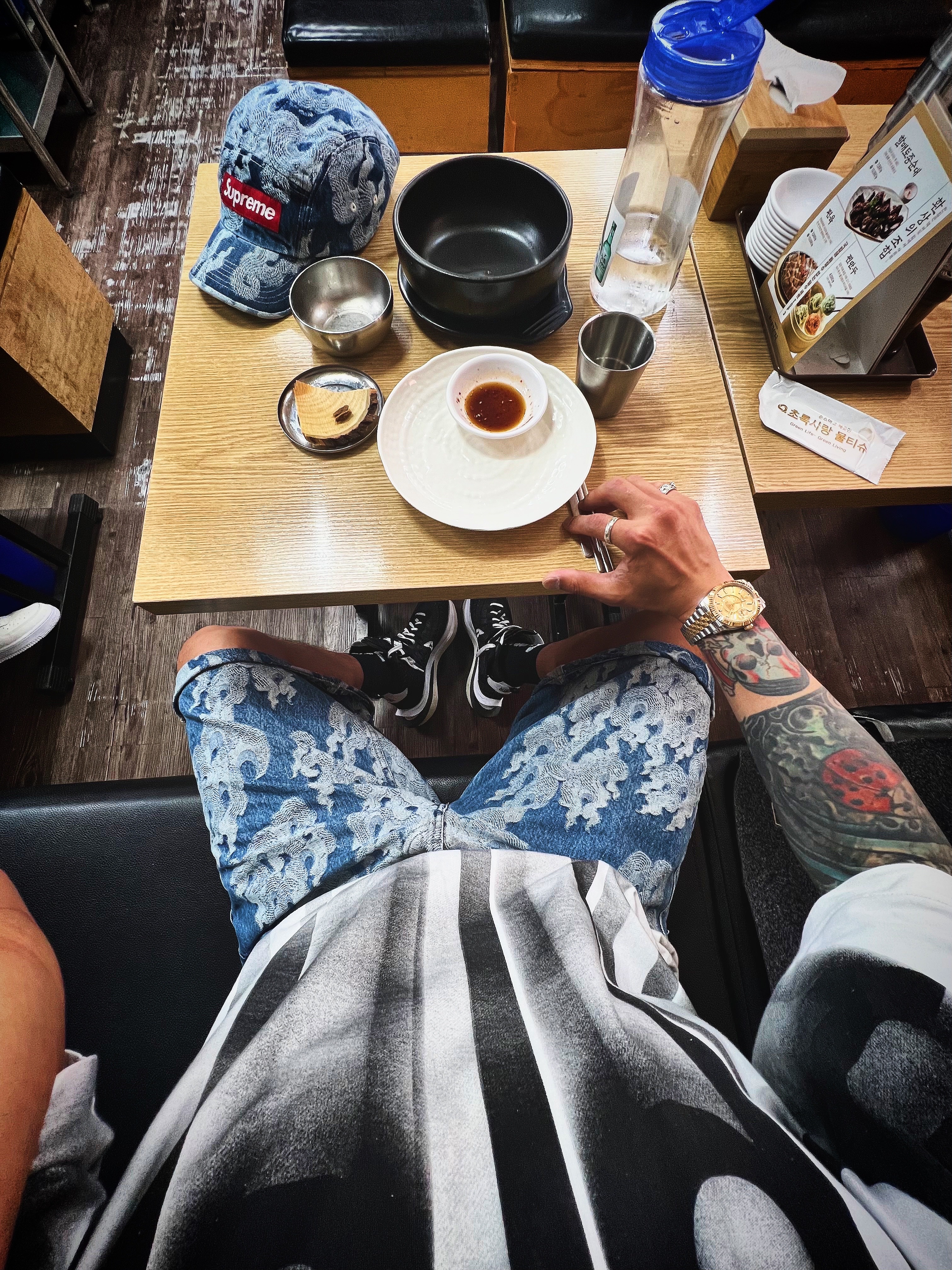Supreme Flames Jacquard Denim Camp Cap Washed Indigo - 23SS, Supreme Flames Jacquard Baggy Denim Shorts Washed Indigo - 23SS 착용 스타일 - 5
