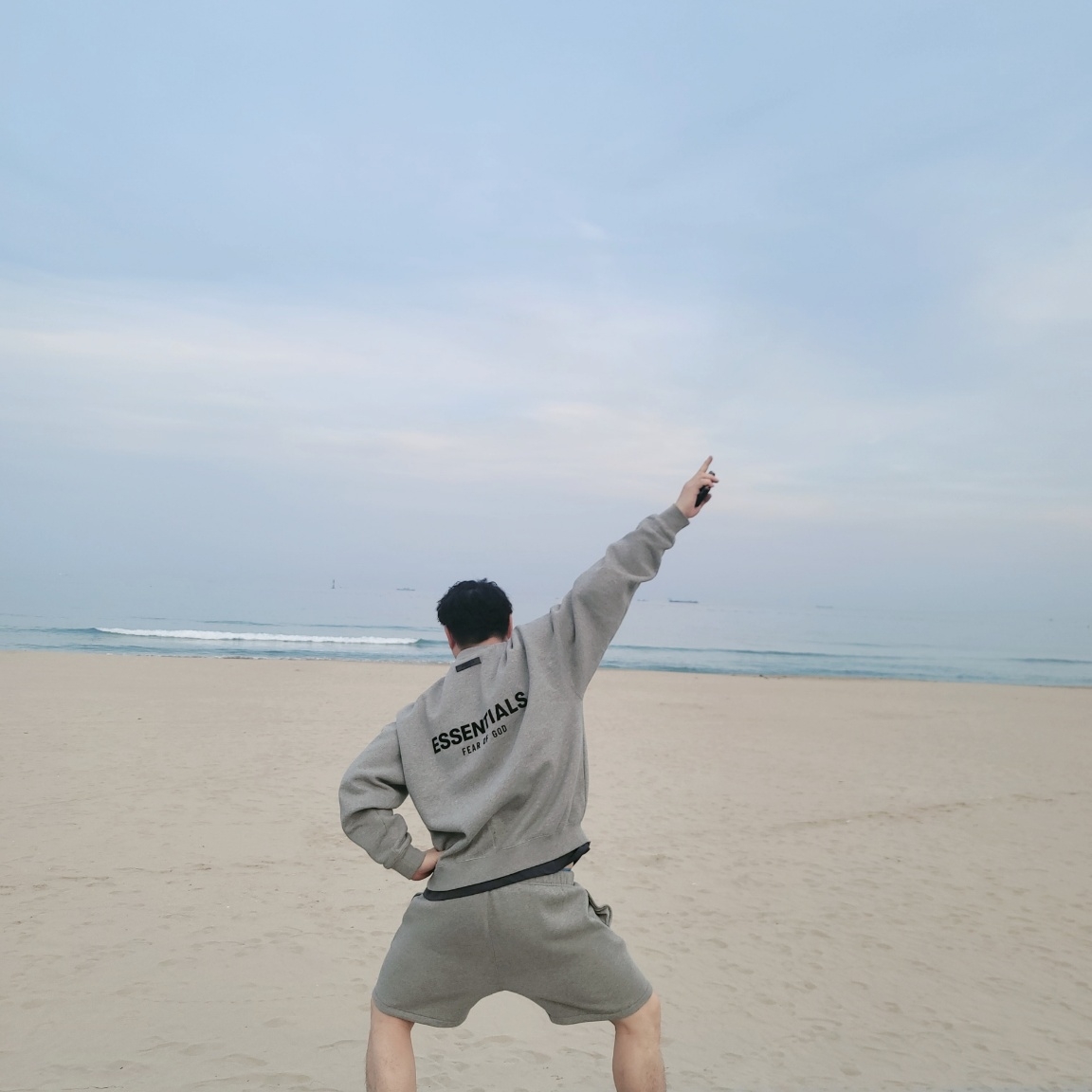 Essentials The Core Collection Sweatshorts Dark Oatmeal, Essentials The Core Collection Crewneck Sweatshirt Dark Oatmeal 착용 스타일