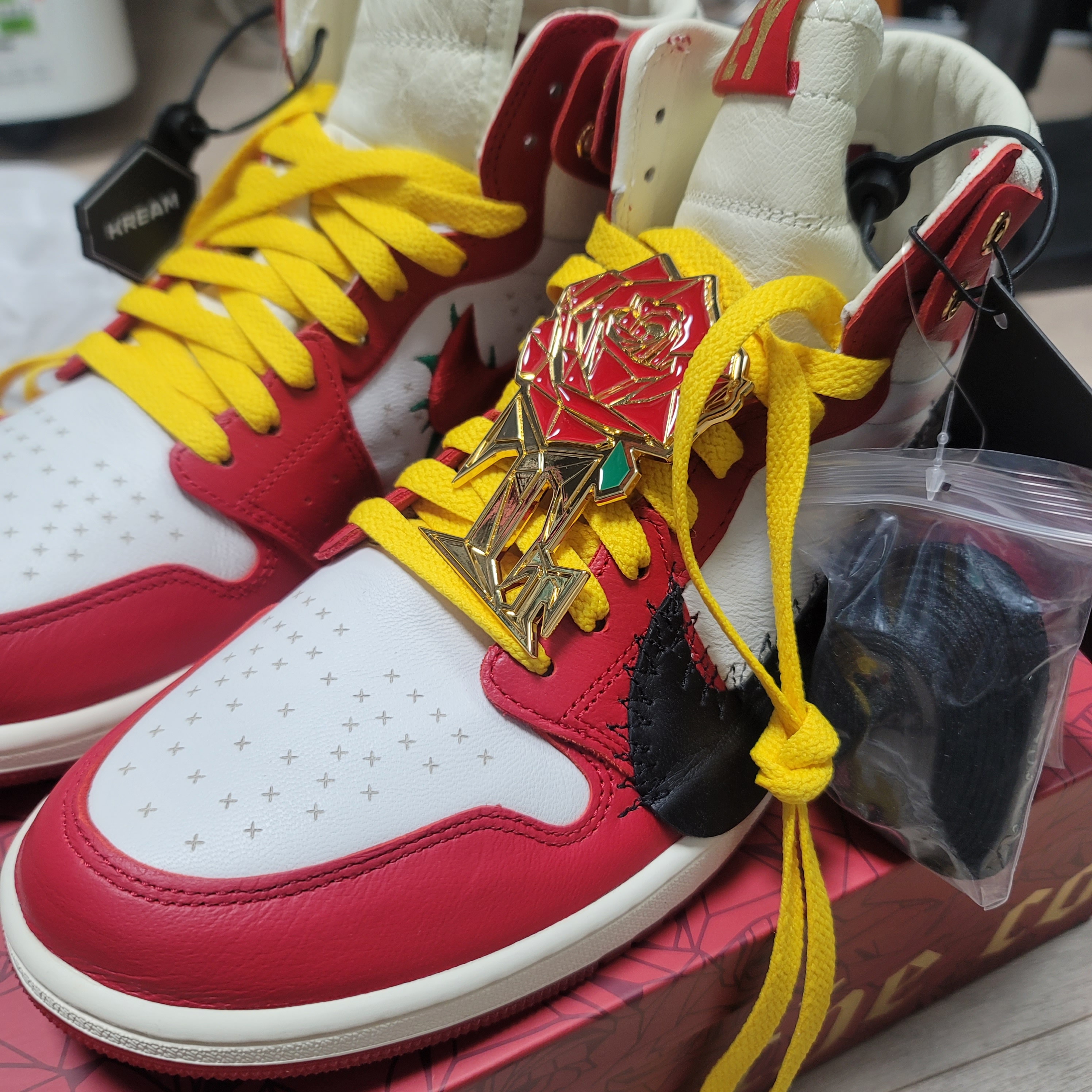 (W) Jordan 1 x Teyana Taylor Zoom CMFT 2 Gym Red, Jordan 1 Retro High OG Black and Smoke Grey 착용 스타일 - 3