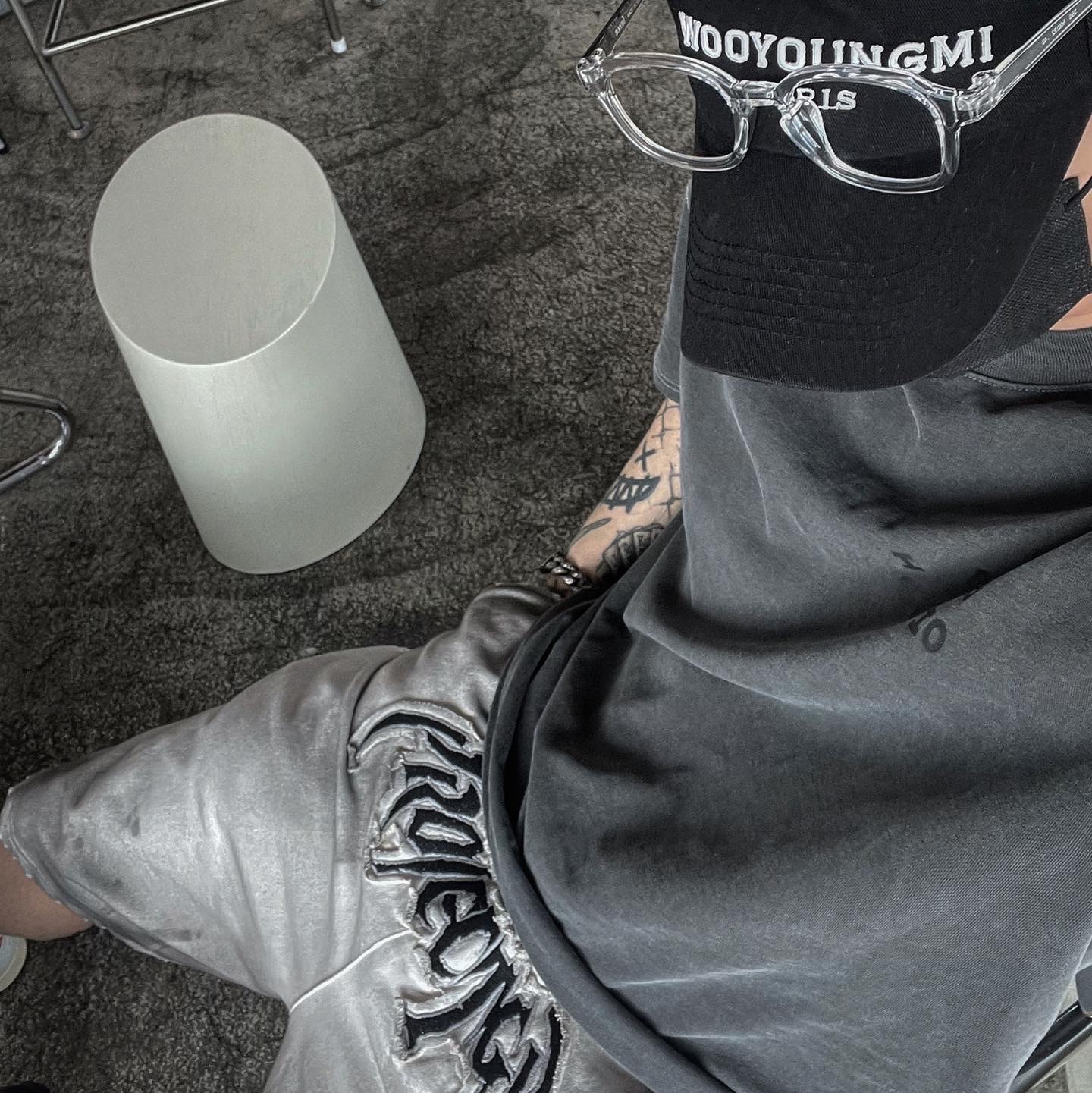 Project G/R Furious Logo Applique Shorts Grey - 10 Corso Como Exclusive, IAB Studio Pigment T-Shirt Black 착용 스타일 - 1